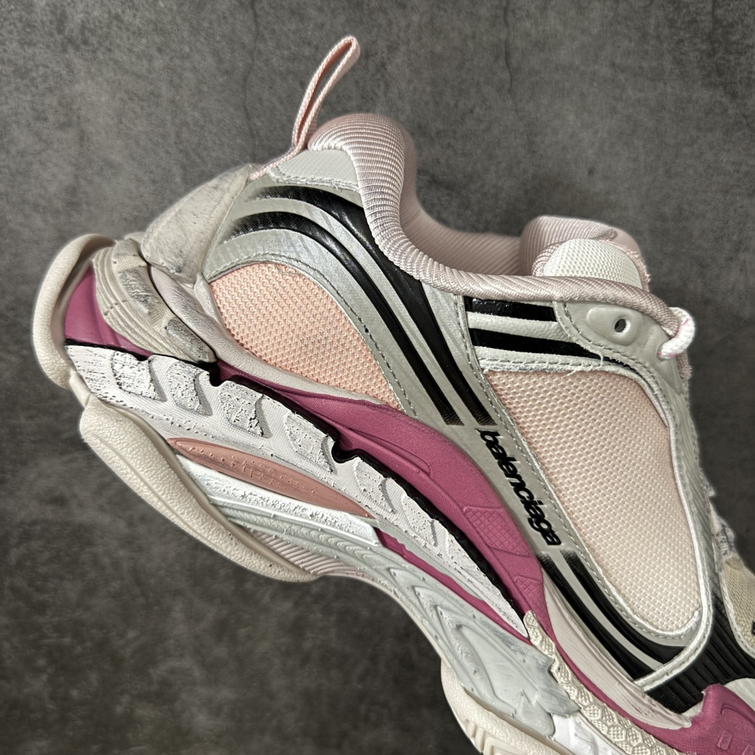 图片[7]-【VG版本】Balenciaga巴黎世家 Triple S .2 厚底系带 低帮 老爹鞋 Balenciaga是由被誉为代表二十世纪的伟大天才设计师 CristobalBalenciaga 创立的，在品牌创立的大半个世纪以来，巴黎世家一直以时尚、典雅闻名于时装界，它的主题产品有女士和男士提包、机车包、鞋子和时装，在15年王大仁卸任品牌设计师后，品牌的风格发生了翻天覆地的变化，凭借着人气超高的街头风T恤、老爹鞋等迅速霸屏各大时装周和时尚圈 货号：865849WTRS21011 尺码：35 36 37 38 39 40 41 42 43 44 45 46-选品中心