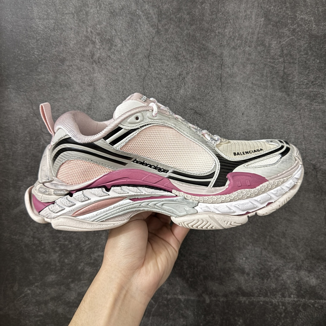 【VG版本】Balenciaga巴黎世家 Triple S .2 厚底系带 低帮 老爹鞋 Balenciaga是由被誉为代表二十世纪的伟大天才设计师 CristobalBalenciaga 创立的，在品牌创立的大半个世纪以来，巴黎世家一直以时尚、典雅闻名于时装界，它的主题产品有女士和男士提包、机车包、鞋子和时装，在15年王大仁卸任品牌设计师后，品牌的风格发生了翻天覆地的变化，凭借着人气超高的街头风T恤、老爹鞋等迅速霸屏各大时装周和时尚圈 货号：865849WTRS21011 尺码：35 36 37 38 39 40 41 42 43 44 45 46-选品中心