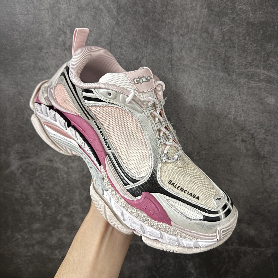 图片[3]-【VG版本】Balenciaga巴黎世家 Triple S .2 厚底系带 低帮 老爹鞋 Balenciaga是由被誉为代表二十世纪的伟大天才设计师 CristobalBalenciaga 创立的，在品牌创立的大半个世纪以来，巴黎世家一直以时尚、典雅闻名于时装界，它的主题产品有女士和男士提包、机车包、鞋子和时装，在15年王大仁卸任品牌设计师后，品牌的风格发生了翻天覆地的变化，凭借着人气超高的街头风T恤、老爹鞋等迅速霸屏各大时装周和时尚圈 货号：865849WTRS21011 尺码：35 36 37 38 39 40 41 42 43 44 45 46-选品中心