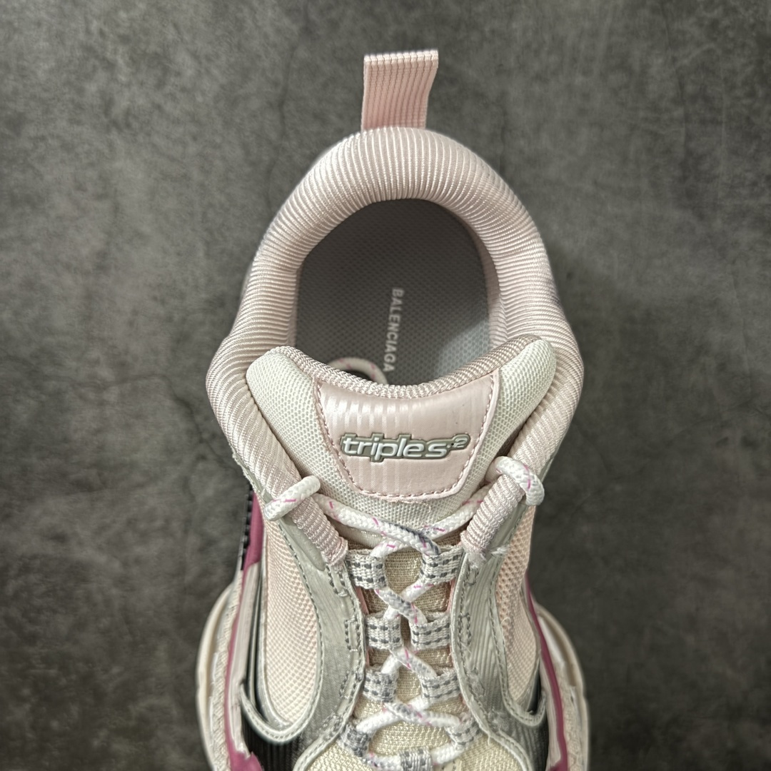图片[8]-【VG版本】Balenciaga巴黎世家 Triple S .2 厚底系带 低帮 老爹鞋 Balenciaga是由被誉为代表二十世纪的伟大天才设计师 CristobalBalenciaga 创立的，在品牌创立的大半个世纪以来，巴黎世家一直以时尚、典雅闻名于时装界，它的主题产品有女士和男士提包、机车包、鞋子和时装，在15年王大仁卸任品牌设计师后，品牌的风格发生了翻天覆地的变化，凭借着人气超高的街头风T恤、老爹鞋等迅速霸屏各大时装周和时尚圈 货号：865849WTRS21011 尺码：35 36 37 38 39 40 41 42 43 44 45 46-选品中心