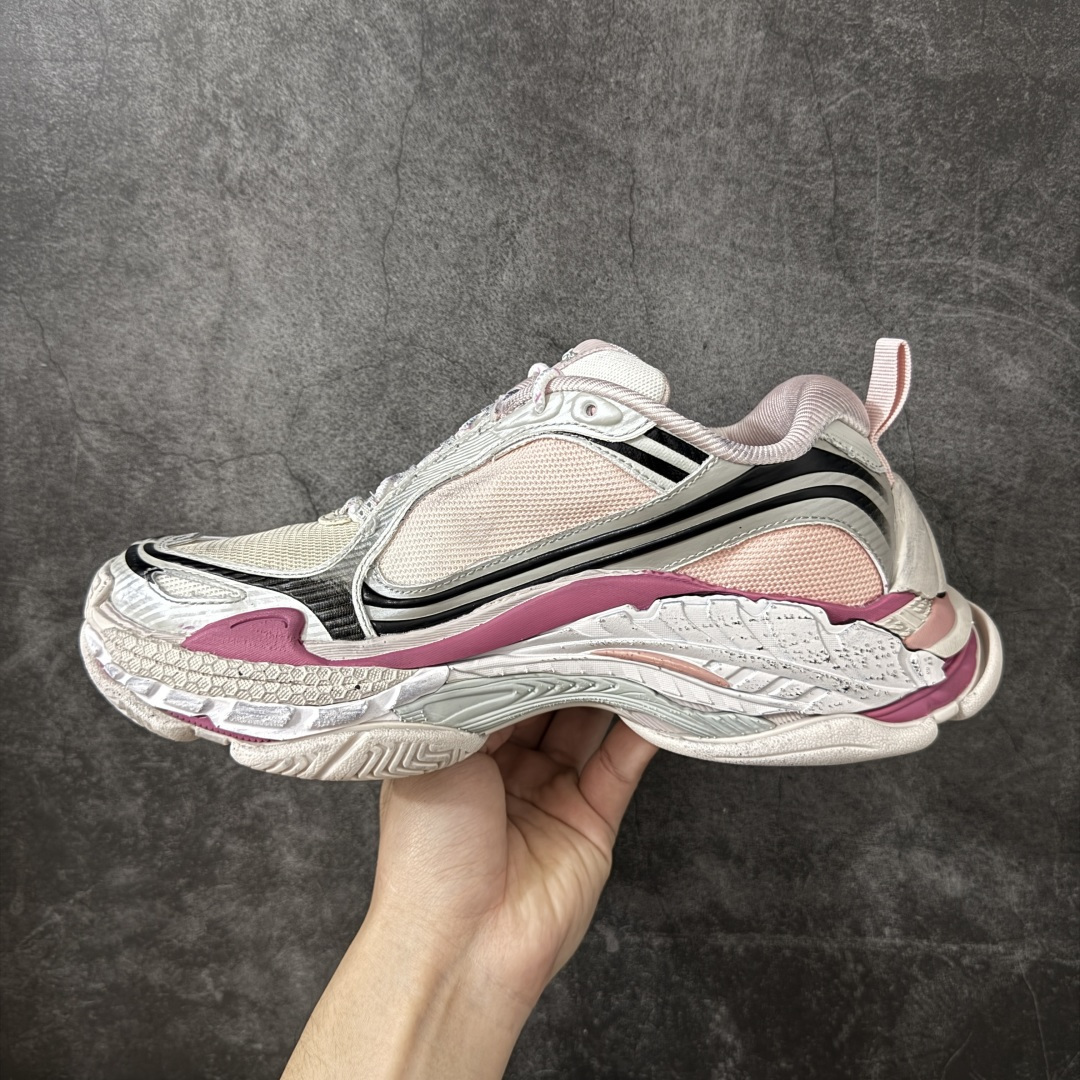 图片[2]-【VG版本】Balenciaga巴黎世家 Triple S .2 厚底系带 低帮 老爹鞋 Balenciaga是由被誉为代表二十世纪的伟大天才设计师 CristobalBalenciaga 创立的，在品牌创立的大半个世纪以来，巴黎世家一直以时尚、典雅闻名于时装界，它的主题产品有女士和男士提包、机车包、鞋子和时装，在15年王大仁卸任品牌设计师后，品牌的风格发生了翻天覆地的变化，凭借着人气超高的街头风T恤、老爹鞋等迅速霸屏各大时装周和时尚圈 货号：865849WTRS21011 尺码：35 36 37 38 39 40 41 42 43 44 45 46-选品中心
