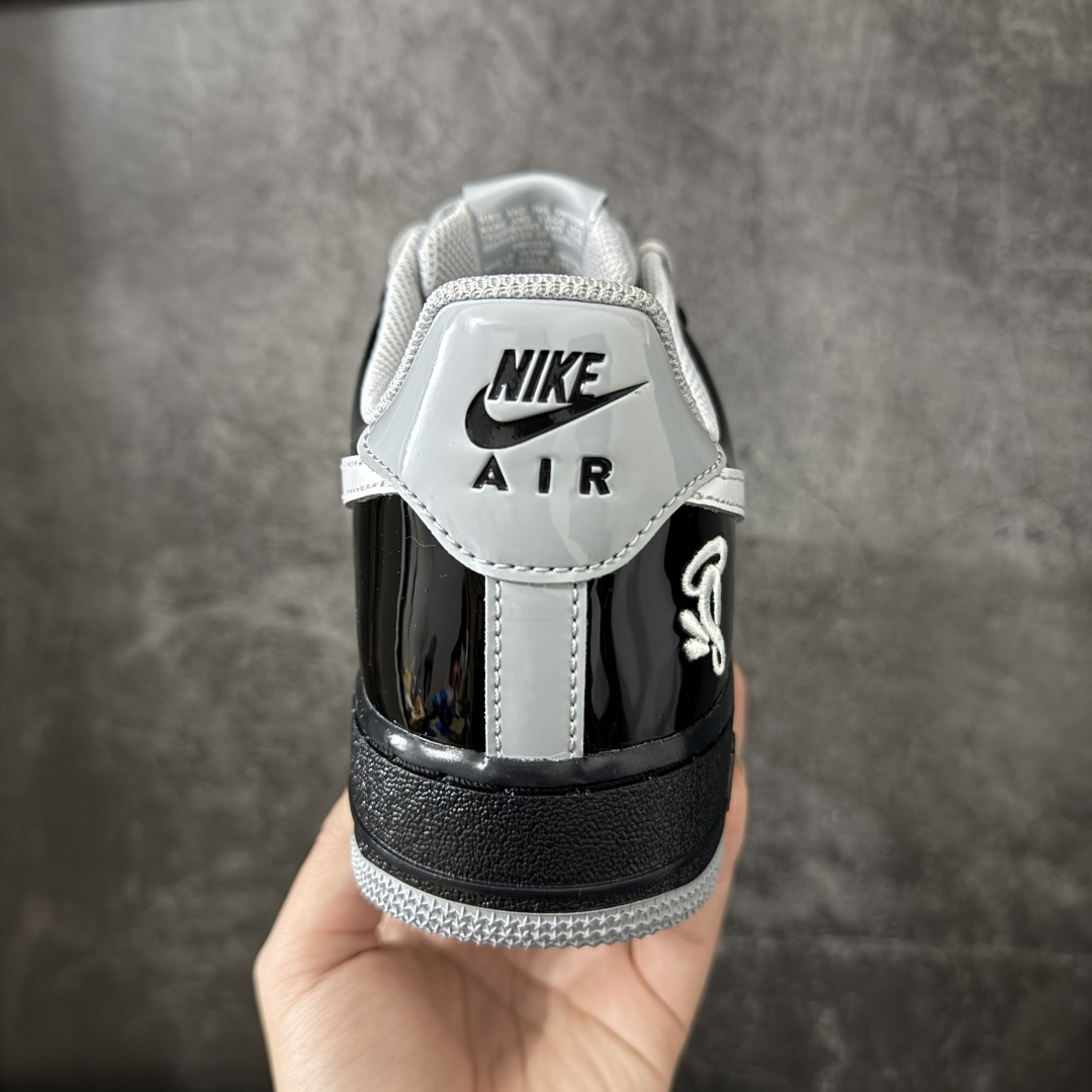 图片[4]-【GX2.0版本】Nike × Central Cee Air Force 1 \’07 黑白灰 空军一号低帮经典板鞋 联名 CU9225-001 完美复刻 不规则波浪大底咬花 全鞋电脑针车 工整有序 视觉效果满分 原厂拉帮手法 标准四线 密度针距针孔大小控制到位 原装反口里网布海绵 正确卡色网眼大小 新版鞋撑改用纸团代替 原厂港宝加持完美还原灵魂版型 原盒原配从里到外百分百还原 原厂皮料 原标原盒 内置Sole气垫 中底白色背胶 中底划线 已经无限的接近公司 原厂楦头 原厂刺绣 后跟弧度修正 独家私模最大开发到48.5 尺码：35.5 36 37.5 38 38.5 39 40 40.5 41 42 42.5 43 44 44.5 45 46 47.5 48.5-选品中心