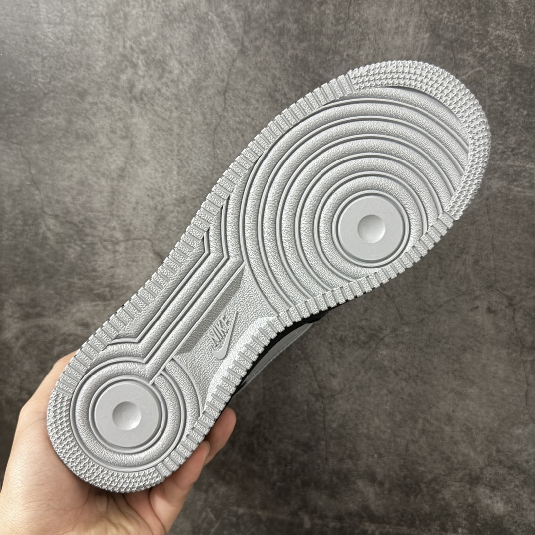 图片[9]-【GX2.0版本】Nike × Central Cee Air Force 1 \’07 黑白灰 空军一号低帮经典板鞋 联名 CU9225-001 完美复刻 不规则波浪大底咬花 全鞋电脑针车 工整有序 视觉效果满分 原厂拉帮手法 标准四线 密度针距针孔大小控制到位 原装反口里网布海绵 正确卡色网眼大小 新版鞋撑改用纸团代替 原厂港宝加持完美还原灵魂版型 原盒原配从里到外百分百还原 原厂皮料 原标原盒 内置Sole气垫 中底白色背胶 中底划线 已经无限的接近公司 原厂楦头 原厂刺绣 后跟弧度修正 独家私模最大开发到48.5 尺码：35.5 36 37.5 38 38.5 39 40 40.5 41 42 42.5 43 44 44.5 45 46 47.5 48.5-选品中心