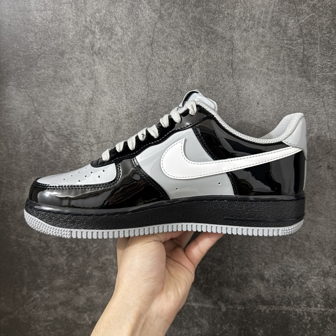 图片[2]-【GX2.0版本】Nike × Central Cee Air Force 1 \’07 黑白灰 空军一号低帮经典板鞋 联名 CU9225-001 完美复刻 不规则波浪大底咬花 全鞋电脑针车 工整有序 视觉效果满分 原厂拉帮手法 标准四线 密度针距针孔大小控制到位 原装反口里网布海绵 正确卡色网眼大小 新版鞋撑改用纸团代替 原厂港宝加持完美还原灵魂版型 原盒原配从里到外百分百还原 原厂皮料 原标原盒 内置Sole气垫 中底白色背胶 中底划线 已经无限的接近公司 原厂楦头 原厂刺绣 后跟弧度修正 独家私模最大开发到48.5 尺码：35.5 36 37.5 38 38.5 39 40 40.5 41 42 42.5 43 44 44.5 45 46 47.5 48.5-选品中心