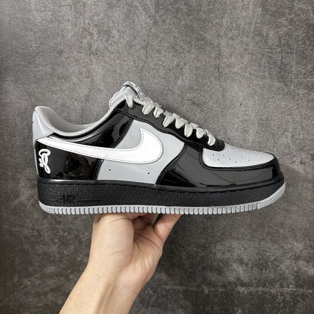 【GX2.0版本】Nike × Central Cee Air Force 1 \'07 黑白灰 空军一号低帮经典板鞋 联名 CU9225-001 完美复刻 不规则波浪大底咬花 全鞋电脑针车 工整有序 视觉效果满分 原厂拉帮手法 标准四线 密度针距针孔大小控制到位 原装反口里网布海绵 正确卡色网眼大小 新版鞋撑改用纸团代替 原厂港宝加持完美还原灵魂版型 原盒原配从里到外百分百还原 原厂皮料 原标原盒 内置Sole气垫 中底白色背胶 中底划线 已经无限的接近公司 原厂楦头 原厂刺绣 后跟弧度修正 独家私模最大开发到48.5 尺码：35.5 36 37.5 38 38.5 39 40 40.5 41 42 42.5 43 44 44.5 45 46 47.5 48.5-选品中心