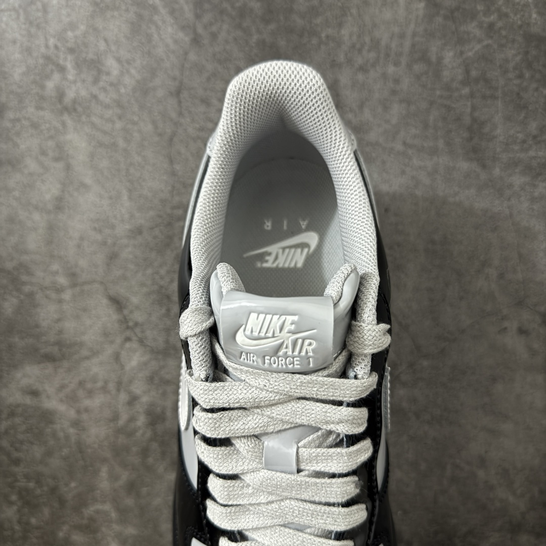 图片[8]-【GX2.0版本】Nike × Central Cee Air Force 1 \’07 黑白灰 空军一号低帮经典板鞋 联名 CU9225-001 完美复刻 不规则波浪大底咬花 全鞋电脑针车 工整有序 视觉效果满分 原厂拉帮手法 标准四线 密度针距针孔大小控制到位 原装反口里网布海绵 正确卡色网眼大小 新版鞋撑改用纸团代替 原厂港宝加持完美还原灵魂版型 原盒原配从里到外百分百还原 原厂皮料 原标原盒 内置Sole气垫 中底白色背胶 中底划线 已经无限的接近公司 原厂楦头 原厂刺绣 后跟弧度修正 独家私模最大开发到48.5 尺码：35.5 36 37.5 38 38.5 39 40 40.5 41 42 42.5 43 44 44.5 45 46 47.5 48.5-选品中心
