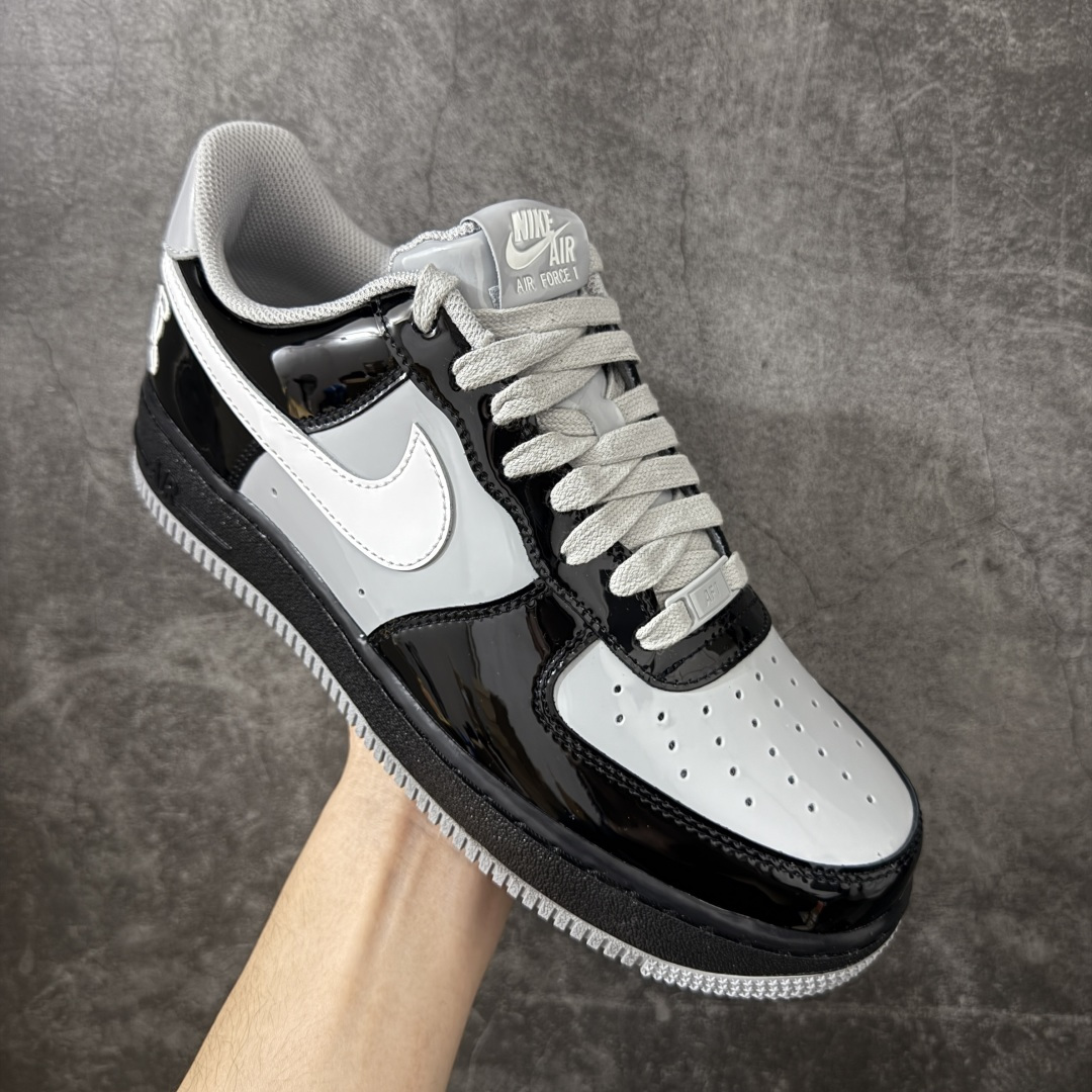 图片[3]-【GX2.0版本】Nike × Central Cee Air Force 1 \’07 黑白灰 空军一号低帮经典板鞋 联名 CU9225-001 完美复刻 不规则波浪大底咬花 全鞋电脑针车 工整有序 视觉效果满分 原厂拉帮手法 标准四线 密度针距针孔大小控制到位 原装反口里网布海绵 正确卡色网眼大小 新版鞋撑改用纸团代替 原厂港宝加持完美还原灵魂版型 原盒原配从里到外百分百还原 原厂皮料 原标原盒 内置Sole气垫 中底白色背胶 中底划线 已经无限的接近公司 原厂楦头 原厂刺绣 后跟弧度修正 独家私模最大开发到48.5 尺码：35.5 36 37.5 38 38.5 39 40 40.5 41 42 42.5 43 44 44.5 45 46 47.5 48.5-选品中心