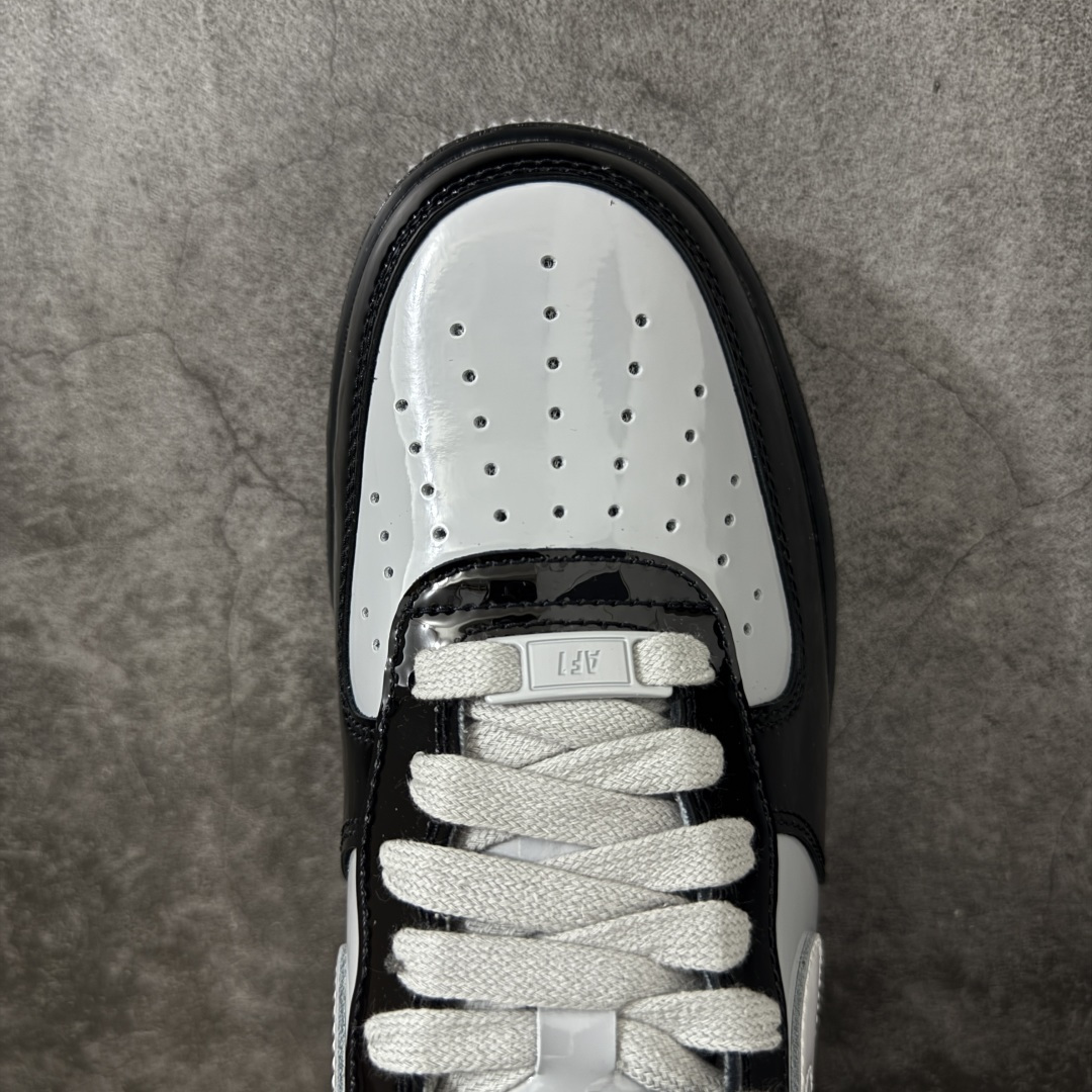 图片[5]-【GX2.0版本】Nike × Central Cee Air Force 1 \’07 黑白灰 空军一号低帮经典板鞋 联名 CU9225-001 完美复刻 不规则波浪大底咬花 全鞋电脑针车 工整有序 视觉效果满分 原厂拉帮手法 标准四线 密度针距针孔大小控制到位 原装反口里网布海绵 正确卡色网眼大小 新版鞋撑改用纸团代替 原厂港宝加持完美还原灵魂版型 原盒原配从里到外百分百还原 原厂皮料 原标原盒 内置Sole气垫 中底白色背胶 中底划线 已经无限的接近公司 原厂楦头 原厂刺绣 后跟弧度修正 独家私模最大开发到48.5 尺码：35.5 36 37.5 38 38.5 39 40 40.5 41 42 42.5 43 44 44.5 45 46 47.5 48.5-选品中心