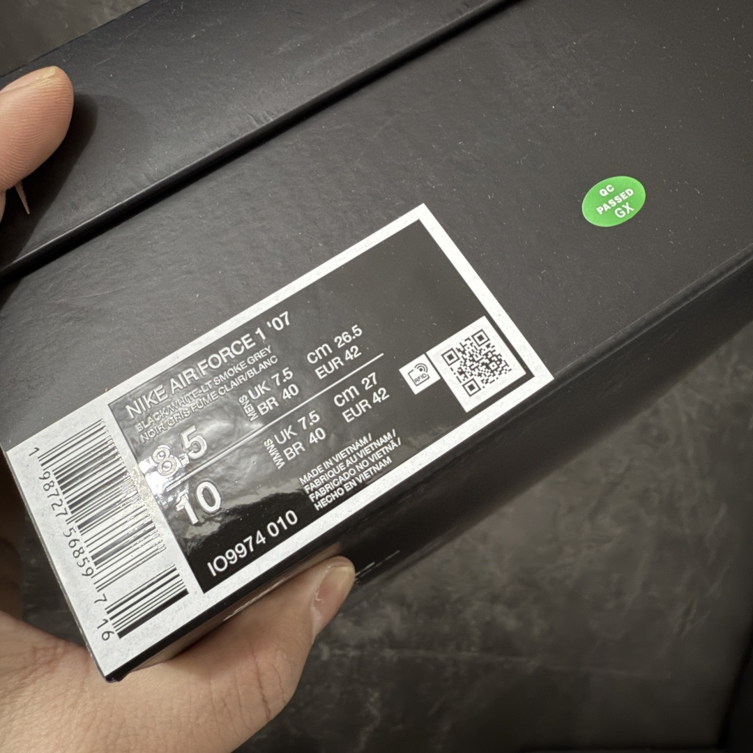 图片[12]-【GX2.0版本】Nike × Central Cee Air Force 1 \’07 黑白灰 空军一号低帮经典板鞋 联名 CU9225-001 完美复刻 不规则波浪大底咬花 全鞋电脑针车 工整有序 视觉效果满分 原厂拉帮手法 标准四线 密度针距针孔大小控制到位 原装反口里网布海绵 正确卡色网眼大小 新版鞋撑改用纸团代替 原厂港宝加持完美还原灵魂版型 原盒原配从里到外百分百还原 原厂皮料 原标原盒 内置Sole气垫 中底白色背胶 中底划线 已经无限的接近公司 原厂楦头 原厂刺绣 后跟弧度修正 独家私模最大开发到48.5 尺码：35.5 36 37.5 38 38.5 39 40 40.5 41 42 42.5 43 44 44.5 45 46 47.5 48.5-选品中心