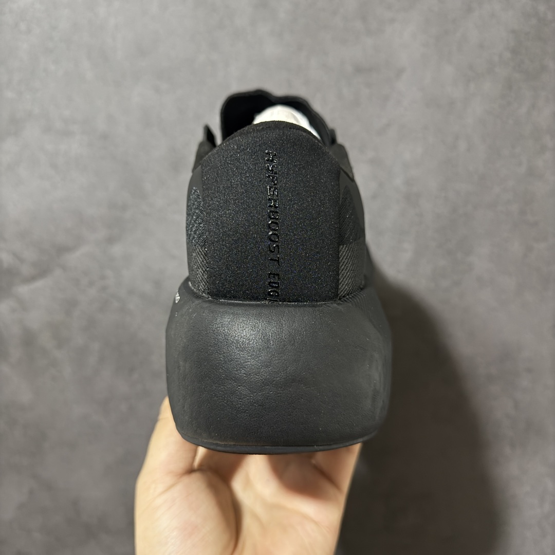 图片[4]-【公司级】Adidas Hyperboost EDGE 阿迪达斯 耐磨缓震 Boost 爆米花 休闲运动跑鞋 新缓震科技！替代 BOOST 的阿迪新鞋来了！齐达内上脚！这双鞋正是搭载这项新科技的 adidas HYPERBOOST Edge，中底上带有「HYPERBOOST PRO」字样，后跟则呈现了鞋款名称。这双鞋拥有相当厚实的 HYPERBOOST PRO 中底，结合全新的设计语言，让整体看起来颇具视觉冲击力。鞋面由织物和热熔 TPU 材质组合而成。鞋身简约的采用双色呈现，标志性的三道杠从外底一直延伸到中底侧面，设计师巧妙的运用色块和线条就展示了十足的动感效果。 货号： KI1922 尺码：36-45-选品中心