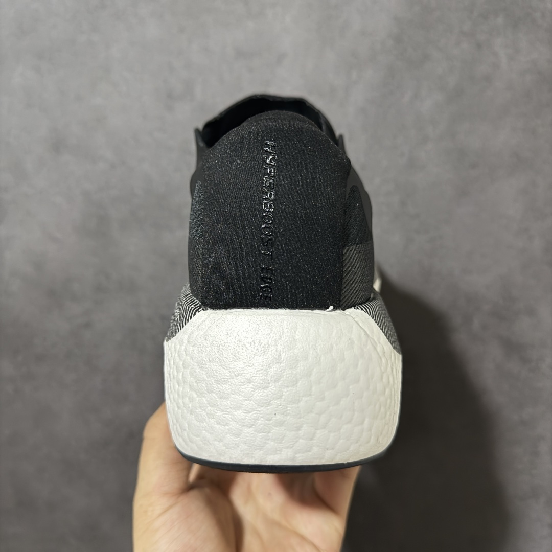 图片[4]-【公司级】Adidas Hyperboost EDGE 阿迪达斯 耐磨缓震 Boost 爆米花 休闲运动跑鞋 新缓震科技！替代 BOOST 的阿迪新鞋来了！齐达内上脚！这双鞋正是搭载这项新科技的 adidas HYPERBOOST Edge，中底上带有「HYPERBOOST PRO」字样，后跟则呈现了鞋款名称。这双鞋拥有相当厚实的 HYPERBOOST PRO 中底，结合全新的设计语言，让整体看起来颇具视觉冲击力。鞋面由织物和热熔 TPU 材质组合而成。鞋身简约的采用双色呈现，标志性的三道杠从外底一直延伸到中底侧面，设计师巧妙的运用色块和线条就展示了十足的动感效果。 货号： KI1923 尺码：36-45-选品中心
