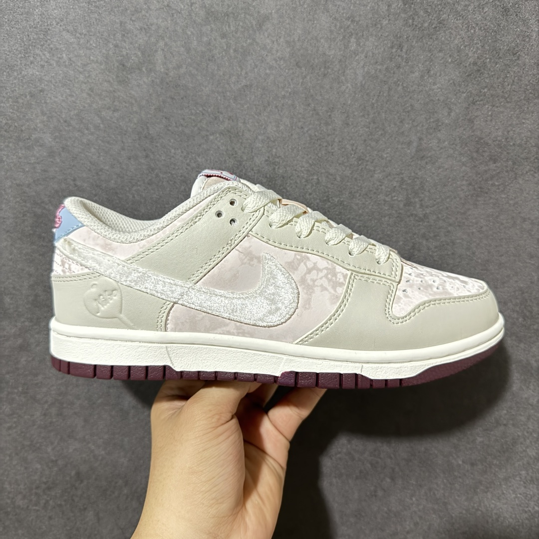 【公司级】甜妹本命SB Dunk Low直接封神！情人节限定-米白基底揉进樱花粉的温柔调调，酒红外底撞色瞬间拉满氛围感，爱心吊牌配“天若有情”刻字，把浪漫细节焊在鞋身～软质皮革贴脚不磨脚，低帮版型适配牛仔裤、百褶裙各种穿搭，踩上就是行走的甜酷氛围感神器，日常出街回头率直接拉满！ 货号：IQ1145-610 尺码：35.5 36 36.5 37.5 38 38.5 39 40-选品中心