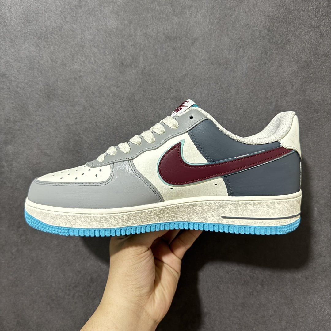 图片[2]-【定制版】Nike Air Force 1\’07 Low \”Ice Island Prelude\” 手绘涂鸦 冰屿序章 空军一号低帮休闲板鞋 LJ8822-616  #以浅灰为基底，糅合奶白清爽质感，搭配冰蓝细节勾勒清冷氛围，自带夏日松弛格调。解构风勾标点缀创意缝线，打破常规设计桎梏，经典空军一号鞋型承载简约街头美学，软质鞋面兼顾舒适穿搭体验，冷暖色调温柔碰撞，日常出行百搭耐看  尺码：36 36.5 37.5 38 38.5 39 40 40.5 41 42 42.5 43 44 44.5 45-选品中心