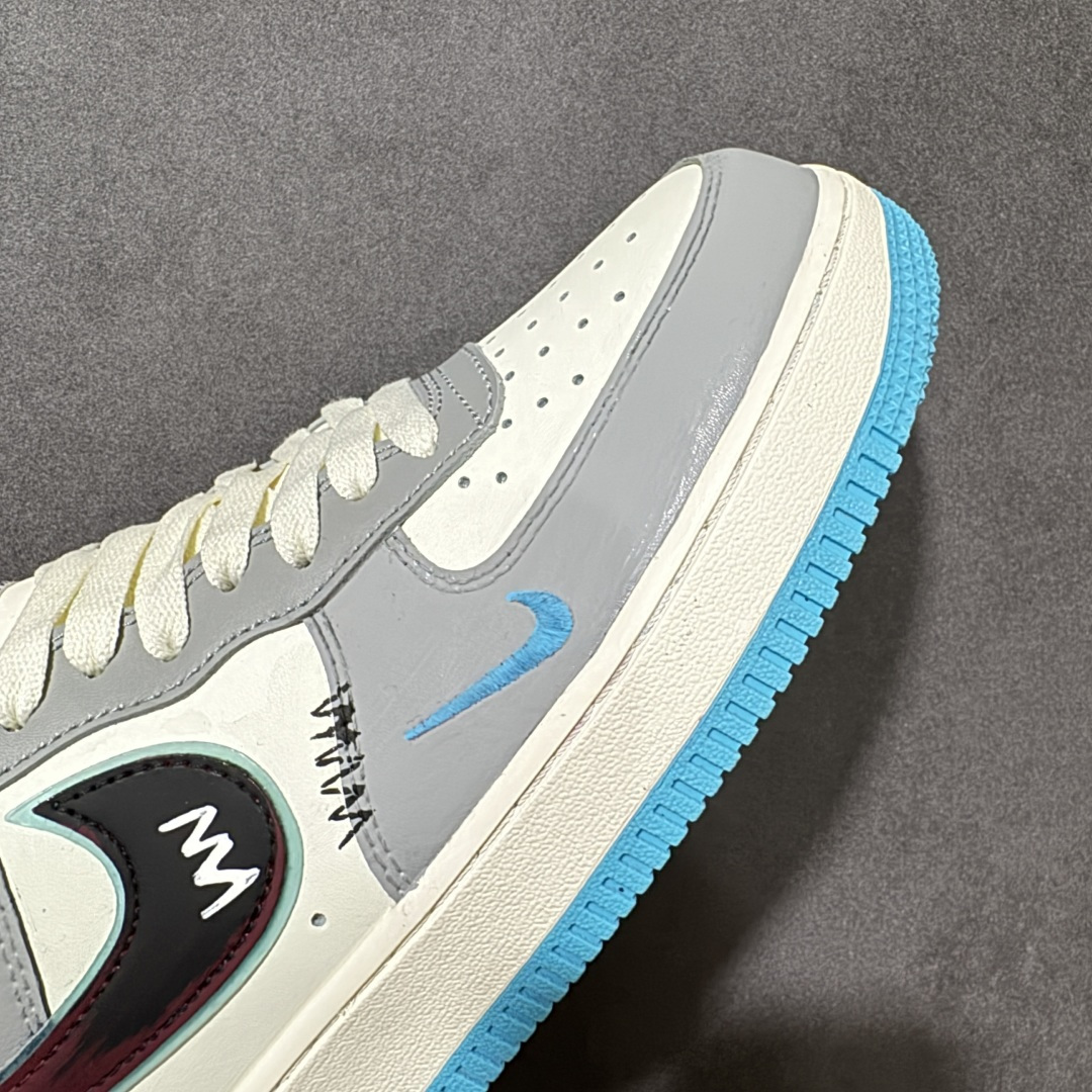 图片[8]-【定制版】Nike Air Force 1\’07 Low \”Ice Island Prelude\” 手绘涂鸦 冰屿序章 空军一号低帮休闲板鞋 LJ8822-616  #以浅灰为基底，糅合奶白清爽质感，搭配冰蓝细节勾勒清冷氛围，自带夏日松弛格调。解构风勾标点缀创意缝线，打破常规设计桎梏，经典空军一号鞋型承载简约街头美学，软质鞋面兼顾舒适穿搭体验，冷暖色调温柔碰撞，日常出行百搭耐看  尺码：36 36.5 37.5 38 38.5 39 40 40.5 41 42 42.5 43 44 44.5 45-选品中心