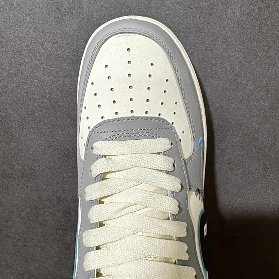 图片[5]-【定制版】Nike Air Force 1\’07 Low \”Ice Island Prelude\” 手绘涂鸦 冰屿序章 空军一号低帮休闲板鞋 LJ8822-616  #以浅灰为基底，糅合奶白清爽质感，搭配冰蓝细节勾勒清冷氛围，自带夏日松弛格调。解构风勾标点缀创意缝线，打破常规设计桎梏，经典空军一号鞋型承载简约街头美学，软质鞋面兼顾舒适穿搭体验，冷暖色调温柔碰撞，日常出行百搭耐看  尺码：36 36.5 37.5 38 38.5 39 40 40.5 41 42 42.5 43 44 44.5 45-选品中心