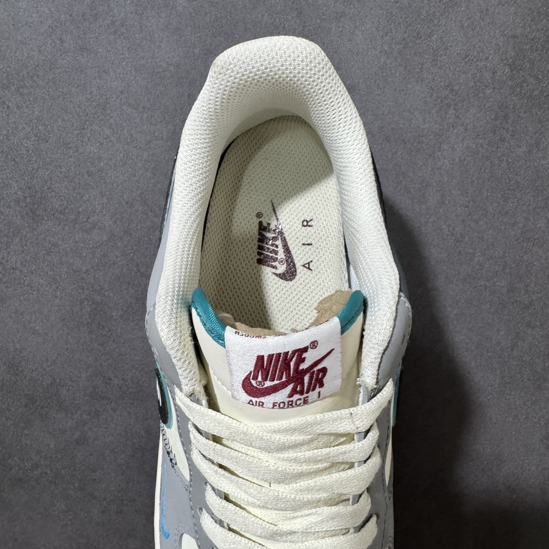 图片[6]-【定制版】Nike Air Force 1\’07 Low \”Ice Island Prelude\” 手绘涂鸦 冰屿序章 空军一号低帮休闲板鞋 LJ8822-616  #以浅灰为基底，糅合奶白清爽质感，搭配冰蓝细节勾勒清冷氛围，自带夏日松弛格调。解构风勾标点缀创意缝线，打破常规设计桎梏，经典空军一号鞋型承载简约街头美学，软质鞋面兼顾舒适穿搭体验，冷暖色调温柔碰撞，日常出行百搭耐看  尺码：36 36.5 37.5 38 38.5 39 40 40.5 41 42 42.5 43 44 44.5 45-选品中心