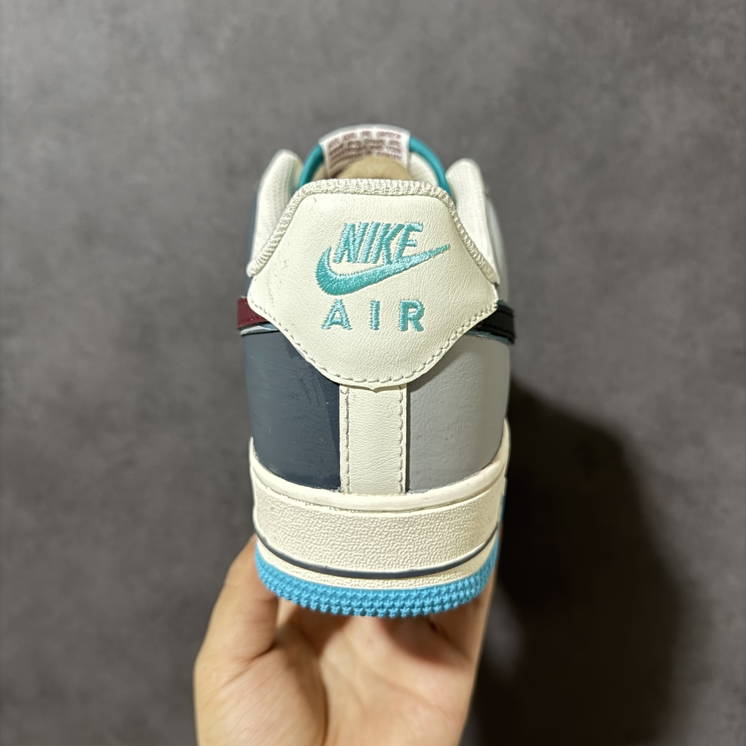 图片[4]-【定制版】Nike Air Force 1\’07 Low \”Ice Island Prelude\” 手绘涂鸦 冰屿序章 空军一号低帮休闲板鞋 LJ8822-616  #以浅灰为基底，糅合奶白清爽质感，搭配冰蓝细节勾勒清冷氛围，自带夏日松弛格调。解构风勾标点缀创意缝线，打破常规设计桎梏，经典空军一号鞋型承载简约街头美学，软质鞋面兼顾舒适穿搭体验，冷暖色调温柔碰撞，日常出行百搭耐看  尺码：36 36.5 37.5 38 38.5 39 40 40.5 41 42 42.5 43 44 44.5 45-选品中心