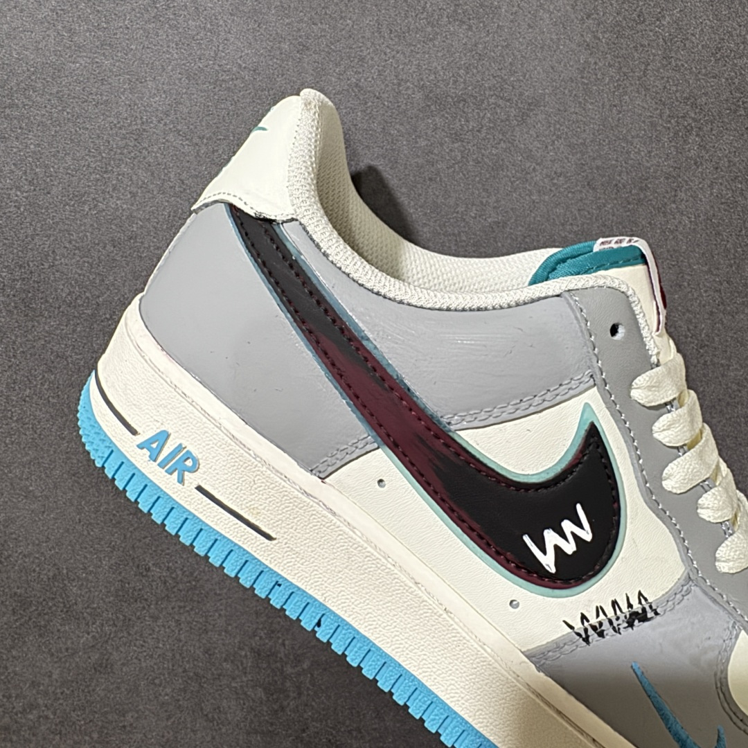 图片[7]-【定制版】Nike Air Force 1\’07 Low \”Ice Island Prelude\” 手绘涂鸦 冰屿序章 空军一号低帮休闲板鞋 LJ8822-616  #以浅灰为基底，糅合奶白清爽质感，搭配冰蓝细节勾勒清冷氛围，自带夏日松弛格调。解构风勾标点缀创意缝线，打破常规设计桎梏，经典空军一号鞋型承载简约街头美学，软质鞋面兼顾舒适穿搭体验，冷暖色调温柔碰撞，日常出行百搭耐看  尺码：36 36.5 37.5 38 38.5 39 40 40.5 41 42 42.5 43 44 44.5 45-选品中心