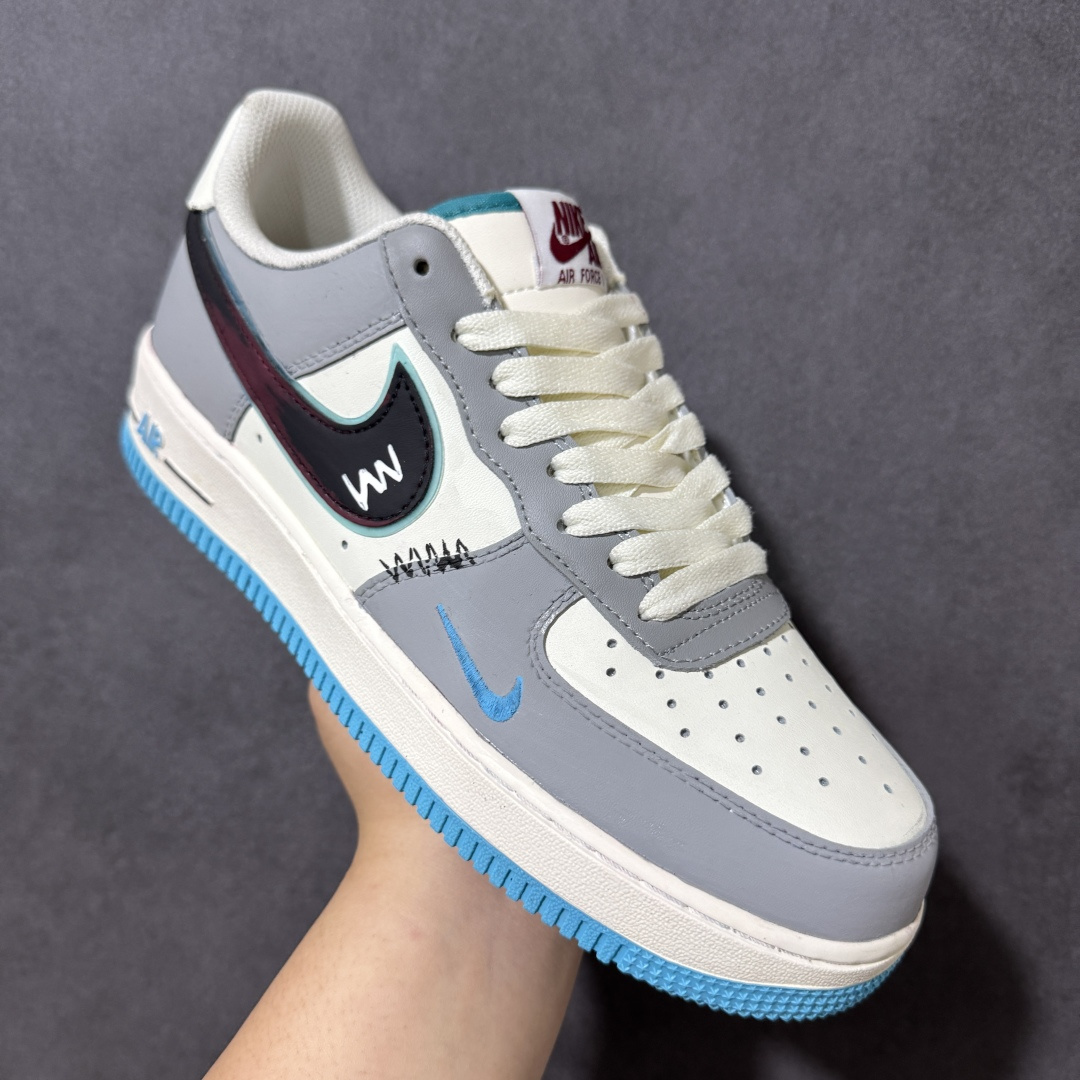 图片[3]-【定制版】Nike Air Force 1\’07 Low \”Ice Island Prelude\” 手绘涂鸦 冰屿序章 空军一号低帮休闲板鞋 LJ8822-616  #以浅灰为基底，糅合奶白清爽质感，搭配冰蓝细节勾勒清冷氛围，自带夏日松弛格调。解构风勾标点缀创意缝线，打破常规设计桎梏，经典空军一号鞋型承载简约街头美学，软质鞋面兼顾舒适穿搭体验，冷暖色调温柔碰撞，日常出行百搭耐看  尺码：36 36.5 37.5 38 38.5 39 40 40.5 41 42 42.5 43 44 44.5 45-选品中心