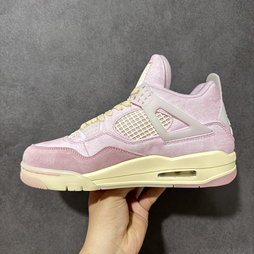 图片[2]-【公司级】Air Jordan 4 Retro \”Denim Iced Carmine\” 冰莓粉牛仔 AJ4 乔丹4代 aj4 乔4 粉色丹宁牛仔 乔丹篮球鞋系列 鞋身整体以丹宁布材质覆盖，配色方面以柔和淡粉色为主色调，搭配透明的鞋带孔、TPU支撑设计；鞋舌上Jumpman Logo及Flight采用粉色妆点，为整双鞋增添了优雅气质。后跟提环上以淡粉色Jumpmman Logos呈现，和鞋身的牛仔元素相融合，使得整体设计更加完美，中底选用淡黄色调，营造出低调的复古氛围，与鲜艳的鞋面形成鲜明对比。最后搭载开式的Air Max气垫完善整体设计收尾。 货号：IB6716-600（2026.04.23发售） 尺码：36～47.5B-选品中心