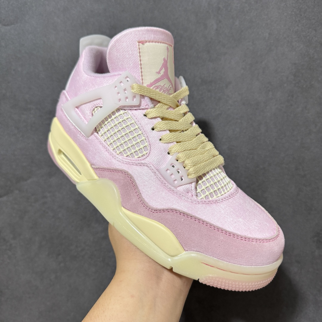 图片[3]-【公司级】Air Jordan 4 Retro \”Denim Iced Carmine\” 冰莓粉牛仔 AJ4 乔丹4代 aj4 乔4 粉色丹宁牛仔 乔丹篮球鞋系列 鞋身整体以丹宁布材质覆盖，配色方面以柔和淡粉色为主色调，搭配透明的鞋带孔、TPU支撑设计；鞋舌上Jumpman Logo及Flight采用粉色妆点，为整双鞋增添了优雅气质。后跟提环上以淡粉色Jumpmman Logos呈现，和鞋身的牛仔元素相融合，使得整体设计更加完美，中底选用淡黄色调，营造出低调的复古氛围，与鲜艳的鞋面形成鲜明对比。最后搭载开式的Air Max气垫完善整体设计收尾。 货号：IB6716-600（2026.04.23发售） 尺码：36～47.5B-选品中心