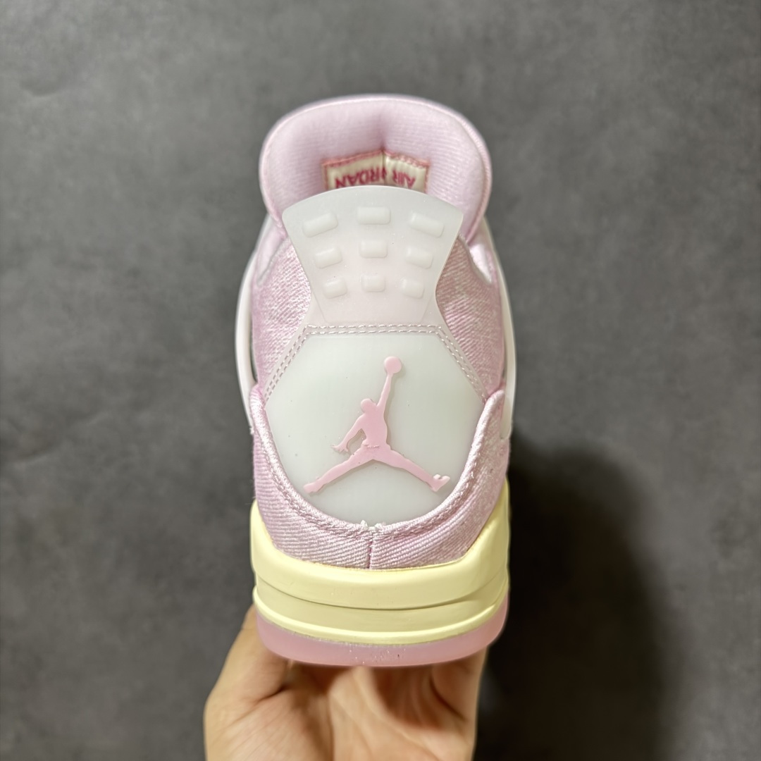 图片[4]-【公司级】Air Jordan 4 Retro \”Denim Iced Carmine\” 冰莓粉牛仔 AJ4 乔丹4代 aj4 乔4 粉色丹宁牛仔 乔丹篮球鞋系列 鞋身整体以丹宁布材质覆盖，配色方面以柔和淡粉色为主色调，搭配透明的鞋带孔、TPU支撑设计；鞋舌上Jumpman Logo及Flight采用粉色妆点，为整双鞋增添了优雅气质。后跟提环上以淡粉色Jumpmman Logos呈现，和鞋身的牛仔元素相融合，使得整体设计更加完美，中底选用淡黄色调，营造出低调的复古氛围，与鲜艳的鞋面形成鲜明对比。最后搭载开式的Air Max气垫完善整体设计收尾。 货号：IB6716-600（2026.04.23发售） 尺码：36～47.5B-选品中心