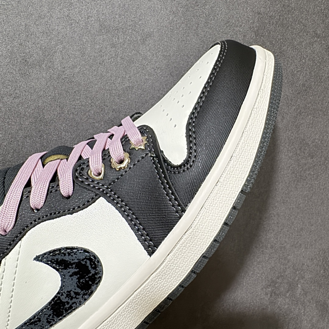 图片[8]-【公司级】Air Jordan 1 Low \”Iced Carmine\” SE 低帮 黑白粉 AJ1 乔丹1代 aj1 乔1 碳黑粉 乔丹篮球鞋系列 鞋款整体以煤黑色和帆白皮革拼接设计，特别是以煤黑色爆裂纹理装扮后跟、鞋领及两侧Swoosh Logo，鞋舌上Jumpqman Logo采用胭脂粉呈现，鞋带和后跟Wings Logo以胭脂粉点缀，最后以帆白中底和黑色橡胶外底完善整体设计收尾。 货号：II0595-001（2026.03发售） 尺码：36 36.5 37.5 38 38.5 39 40 40.5 41 42 42.5 43 44 44.5 45 46-选品中心