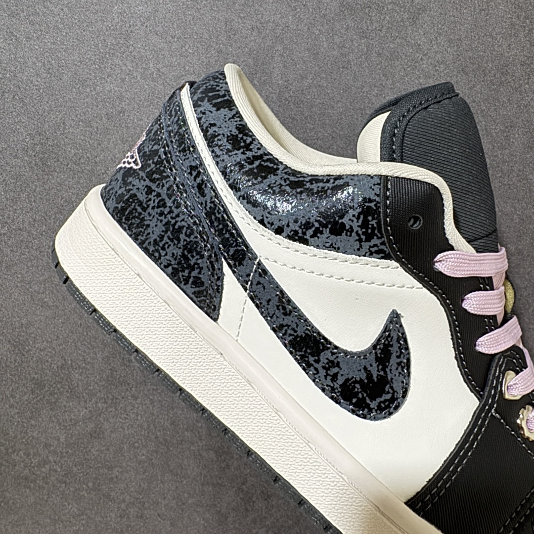 图片[7]-【公司级】Air Jordan 1 Low \”Iced Carmine\” SE 低帮 黑白粉 AJ1 乔丹1代 aj1 乔1 碳黑粉 乔丹篮球鞋系列 鞋款整体以煤黑色和帆白皮革拼接设计，特别是以煤黑色爆裂纹理装扮后跟、鞋领及两侧Swoosh Logo，鞋舌上Jumpqman Logo采用胭脂粉呈现，鞋带和后跟Wings Logo以胭脂粉点缀，最后以帆白中底和黑色橡胶外底完善整体设计收尾。 货号：II0595-001（2026.03发售） 尺码：36 36.5 37.5 38 38.5 39 40 40.5 41 42 42.5 43 44 44.5 45 46-选品中心