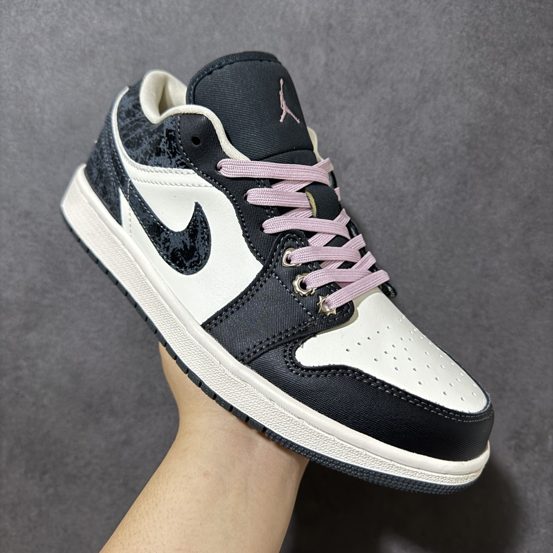 图片[3]-【公司级】Air Jordan 1 Low \”Iced Carmine\” SE 低帮 黑白粉 AJ1 乔丹1代 aj1 乔1 碳黑粉 乔丹篮球鞋系列 鞋款整体以煤黑色和帆白皮革拼接设计，特别是以煤黑色爆裂纹理装扮后跟、鞋领及两侧Swoosh Logo，鞋舌上Jumpqman Logo采用胭脂粉呈现，鞋带和后跟Wings Logo以胭脂粉点缀，最后以帆白中底和黑色橡胶外底完善整体设计收尾。 货号：II0595-001（2026.03发售） 尺码：36 36.5 37.5 38 38.5 39 40 40.5 41 42 42.5 43 44 44.5 45 46-选品中心