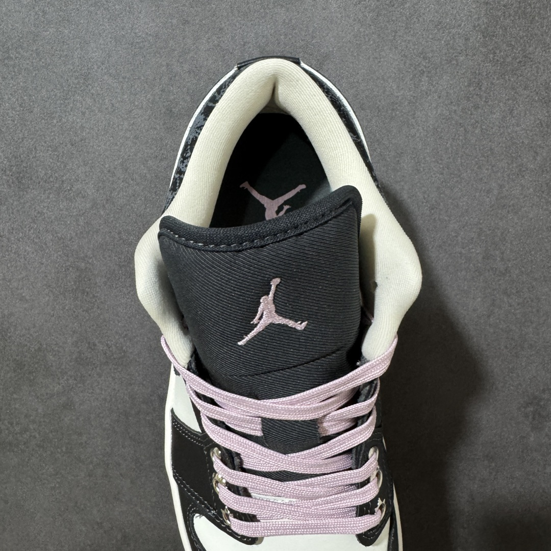 图片[6]-【公司级】Air Jordan 1 Low \”Iced Carmine\” SE 低帮 黑白粉 AJ1 乔丹1代 aj1 乔1 碳黑粉 乔丹篮球鞋系列 鞋款整体以煤黑色和帆白皮革拼接设计，特别是以煤黑色爆裂纹理装扮后跟、鞋领及两侧Swoosh Logo，鞋舌上Jumpqman Logo采用胭脂粉呈现，鞋带和后跟Wings Logo以胭脂粉点缀，最后以帆白中底和黑色橡胶外底完善整体设计收尾。 货号：II0595-001（2026.03发售） 尺码：36 36.5 37.5 38 38.5 39 40 40.5 41 42 42.5 43 44 44.5 45 46-选品中心