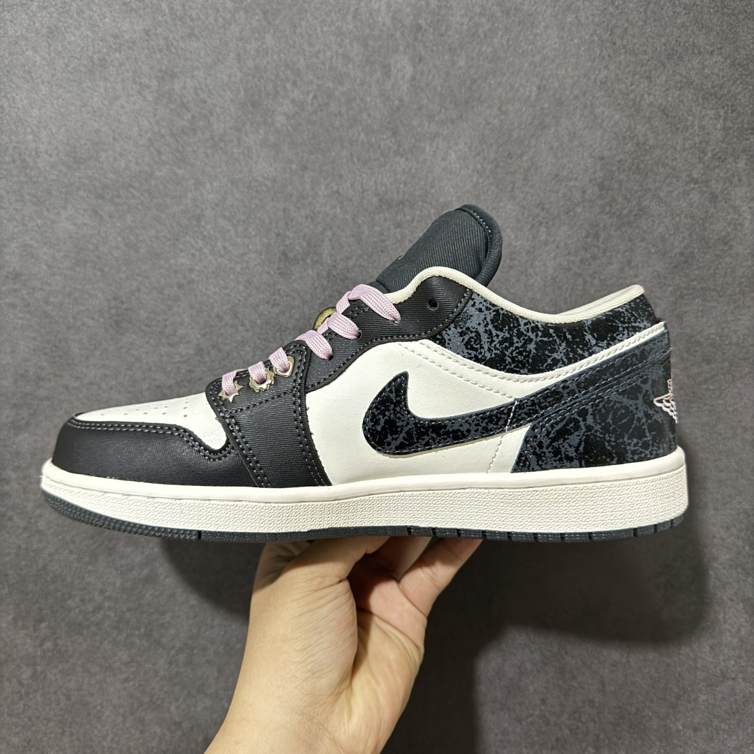 图片[2]-【公司级】Air Jordan 1 Low \”Iced Carmine\” SE 低帮 黑白粉 AJ1 乔丹1代 aj1 乔1 碳黑粉 乔丹篮球鞋系列 鞋款整体以煤黑色和帆白皮革拼接设计，特别是以煤黑色爆裂纹理装扮后跟、鞋领及两侧Swoosh Logo，鞋舌上Jumpqman Logo采用胭脂粉呈现，鞋带和后跟Wings Logo以胭脂粉点缀，最后以帆白中底和黑色橡胶外底完善整体设计收尾。 货号：II0595-001（2026.03发售） 尺码：36 36.5 37.5 38 38.5 39 40 40.5 41 42 42.5 43 44 44.5 45 46-选品中心