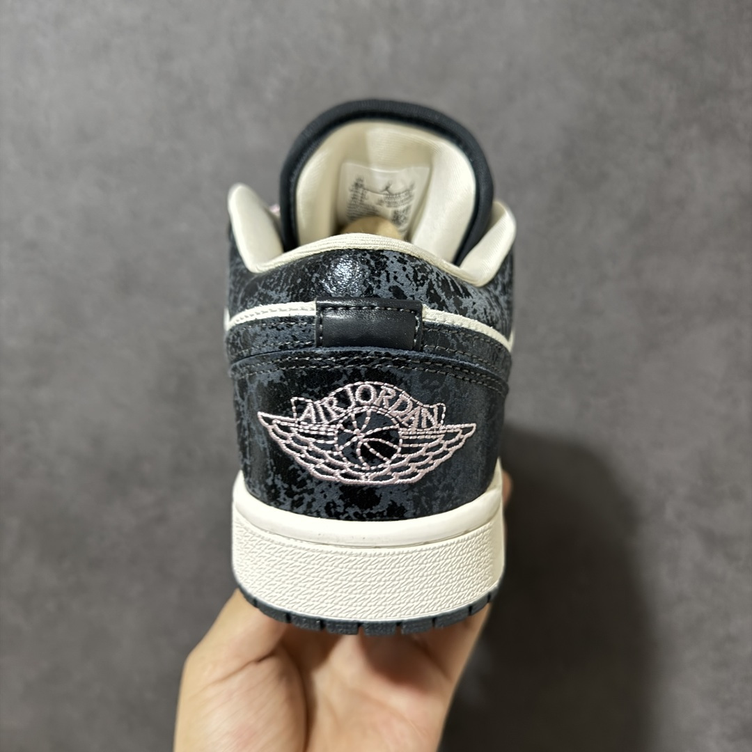 图片[4]-【公司级】Air Jordan 1 Low \”Iced Carmine\” SE 低帮 黑白粉 AJ1 乔丹1代 aj1 乔1 碳黑粉 乔丹篮球鞋系列 鞋款整体以煤黑色和帆白皮革拼接设计，特别是以煤黑色爆裂纹理装扮后跟、鞋领及两侧Swoosh Logo，鞋舌上Jumpqman Logo采用胭脂粉呈现，鞋带和后跟Wings Logo以胭脂粉点缀，最后以帆白中底和黑色橡胶外底完善整体设计收尾。 货号：II0595-001（2026.03发售） 尺码：36 36.5 37.5 38 38.5 39 40 40.5 41 42 42.5 43 44 44.5 45 46-选品中心