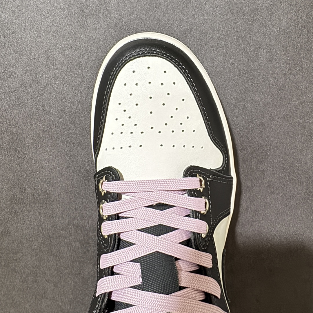 图片[5]-【公司级】Air Jordan 1 Low \”Iced Carmine\” SE 低帮 黑白粉 AJ1 乔丹1代 aj1 乔1 碳黑粉 乔丹篮球鞋系列 鞋款整体以煤黑色和帆白皮革拼接设计，特别是以煤黑色爆裂纹理装扮后跟、鞋领及两侧Swoosh Logo，鞋舌上Jumpqman Logo采用胭脂粉呈现，鞋带和后跟Wings Logo以胭脂粉点缀，最后以帆白中底和黑色橡胶外底完善整体设计收尾。 货号：II0595-001（2026.03发售） 尺码：36 36.5 37.5 38 38.5 39 40 40.5 41 42 42.5 43 44 44.5 45 46-选品中心