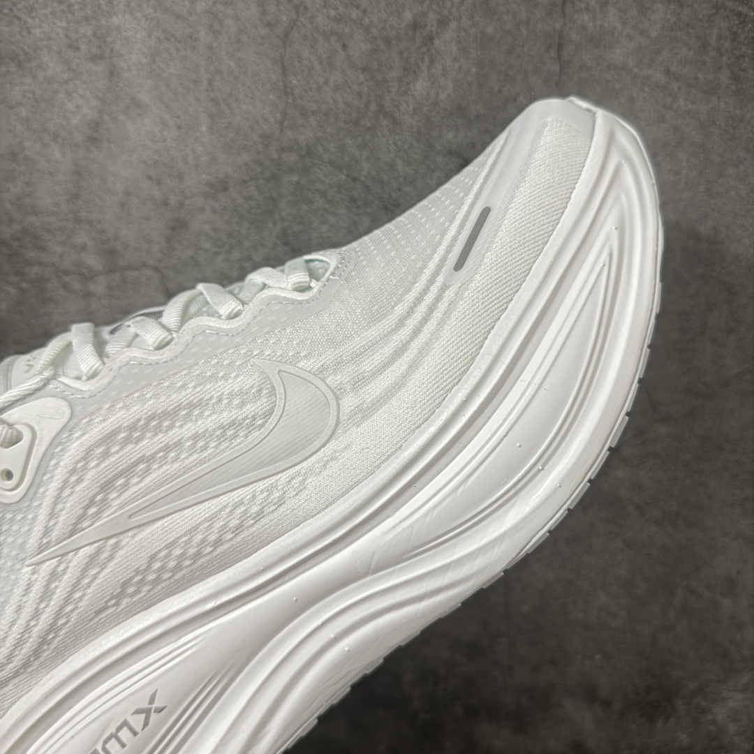 图片[6]-【XE纯原版】Nike Air Zoom Vomero Plus 全新科技运动跑鞋 HV8150-102    目前市场最强品质 原版购入开发 鞋面采用硅胶发泡立体印刷 临界ZOOM X泡棉超软弹大底 区别市场一体底 超高质检清洁度 一切材质配件均与原版一致 原楦原纸板开发 匹配原版98%以上 完美弧度版型 原厂鞋标 立体反光鞋盒标 鞋盒防撞海绵 高端玩家必推版本 高价零售必推版本 欢迎对比市面任意版本‼️ 这双鞋简直是时尚与科技的完美融合。 经典黑色鞋面，质感爆棚，搭配超亮眼的银色大勾子，瞬间成为街头焦点。不仅颜值在线，缓震性能更是一绝 不管是日常出街还是慢跑锻炼，都能给双脚极致舒适体验。  码数超全，36- 46 码任你选！别犹豫啦，穿上它，轻松走出潮流范，开启你的时尚运动新旅程！ 码段：36-46-选品中心