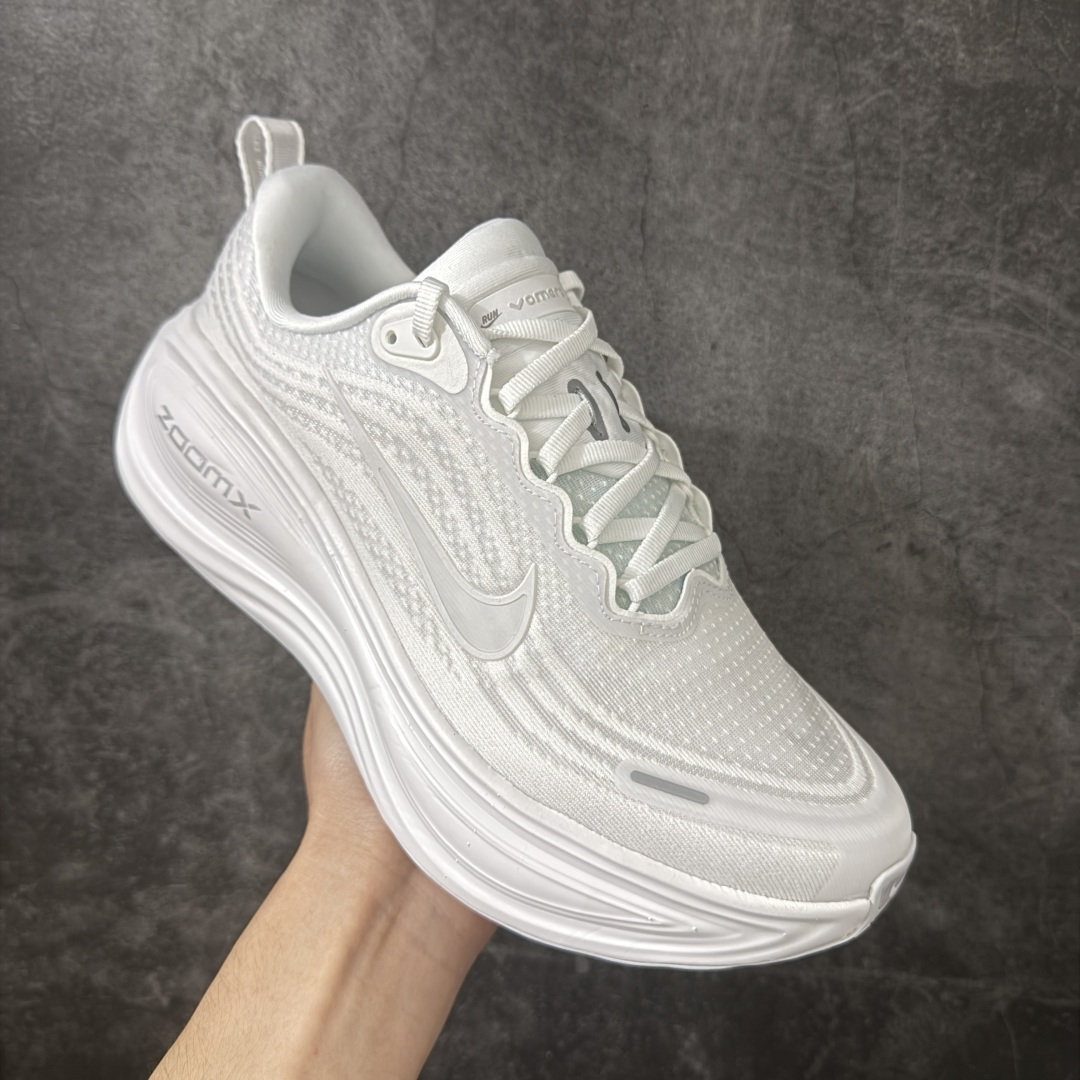 图片[3]-【XE纯原版】Nike Air Zoom Vomero Plus 全新科技运动跑鞋 HV8150-102    目前市场最强品质 原版购入开发 鞋面采用硅胶发泡立体印刷 临界ZOOM X泡棉超软弹大底 区别市场一体底 超高质检清洁度 一切材质配件均与原版一致 原楦原纸板开发 匹配原版98%以上 完美弧度版型 原厂鞋标 立体反光鞋盒标 鞋盒防撞海绵 高端玩家必推版本 高价零售必推版本 欢迎对比市面任意版本‼️ 这双鞋简直是时尚与科技的完美融合。 经典黑色鞋面，质感爆棚，搭配超亮眼的银色大勾子，瞬间成为街头焦点。不仅颜值在线，缓震性能更是一绝 不管是日常出街还是慢跑锻炼，都能给双脚极致舒适体验。  码数超全，36- 46 码任你选！别犹豫啦，穿上它，轻松走出潮流范，开启你的时尚运动新旅程！ 码段：36-46-选品中心