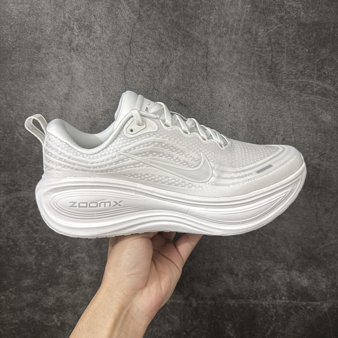 【XE纯原版】Nike Air Zoom Vomero Plus 全新科技运动跑鞋 HV8150-102    目前市场最强品质 原版购入开发 鞋面采用硅胶发泡立体印刷 临界ZOOM X泡棉超软弹大底 区别市场一体底 超高质检清洁度 一切材质配件均与原版一致 原楦原纸板开发 匹配原版98%以上 完美弧度版型 原厂鞋标 立体反光鞋盒标 鞋盒防撞海绵 高端玩家必推版本 高价零售必推版本 欢迎对比市面任意版本‼️ 这双鞋简直是时尚与科技的完美融合。 经典黑色鞋面，质感爆棚，搭配超亮眼的银色大勾子，瞬间成为街头焦点。不仅颜值在线，缓震性能更是一绝 不管是日常出街还是慢跑锻炼，都能给双脚极致舒适体验。  码数超全，36- 46 码任你选！别犹豫啦，穿上它，轻松走出潮流范，开启你的时尚运动新旅程！ 码段：36-46-选品中心