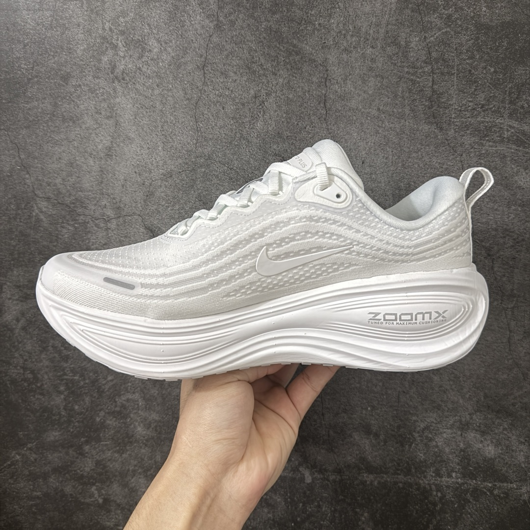 图片[2]-【XE纯原版】Nike Air Zoom Vomero Plus 全新科技运动跑鞋 HV8150-102    目前市场最强品质 原版购入开发 鞋面采用硅胶发泡立体印刷 临界ZOOM X泡棉超软弹大底 区别市场一体底 超高质检清洁度 一切材质配件均与原版一致 原楦原纸板开发 匹配原版98%以上 完美弧度版型 原厂鞋标 立体反光鞋盒标 鞋盒防撞海绵 高端玩家必推版本 高价零售必推版本 欢迎对比市面任意版本‼️ 这双鞋简直是时尚与科技的完美融合。 经典黑色鞋面，质感爆棚，搭配超亮眼的银色大勾子，瞬间成为街头焦点。不仅颜值在线，缓震性能更是一绝 不管是日常出街还是慢跑锻炼，都能给双脚极致舒适体验。  码数超全，36- 46 码任你选！别犹豫啦，穿上它，轻松走出潮流范，开启你的时尚运动新旅程！ 码段：36-46-选品中心