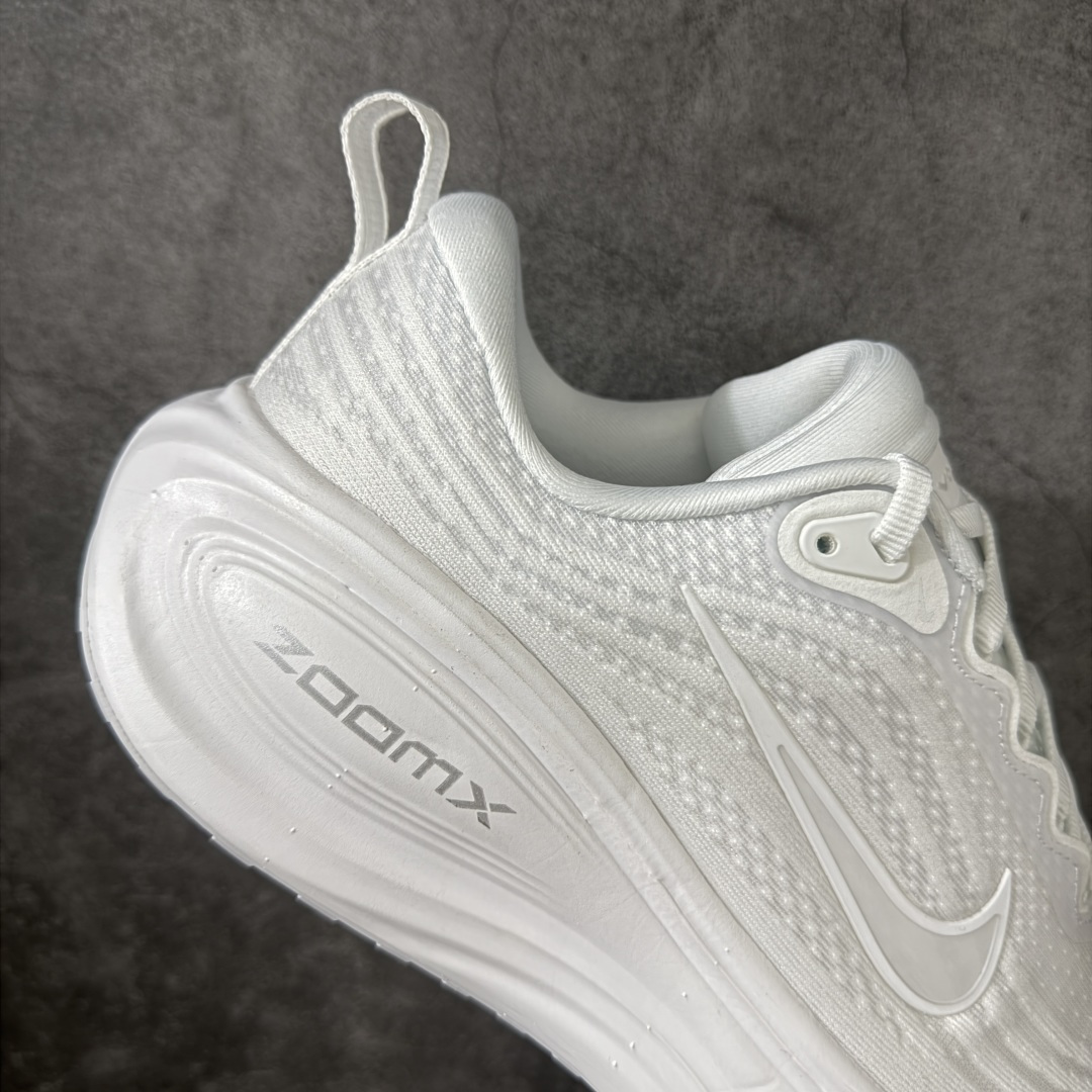 图片[7]-【XE纯原版】Nike Air Zoom Vomero Plus 全新科技运动跑鞋 HV8150-102    目前市场最强品质 原版购入开发 鞋面采用硅胶发泡立体印刷 临界ZOOM X泡棉超软弹大底 区别市场一体底 超高质检清洁度 一切材质配件均与原版一致 原楦原纸板开发 匹配原版98%以上 完美弧度版型 原厂鞋标 立体反光鞋盒标 鞋盒防撞海绵 高端玩家必推版本 高价零售必推版本 欢迎对比市面任意版本‼️ 这双鞋简直是时尚与科技的完美融合。 经典黑色鞋面，质感爆棚，搭配超亮眼的银色大勾子，瞬间成为街头焦点。不仅颜值在线，缓震性能更是一绝 不管是日常出街还是慢跑锻炼，都能给双脚极致舒适体验。  码数超全，36- 46 码任你选！别犹豫啦，穿上它，轻松走出潮流范，开启你的时尚运动新旅程！ 码段：36-46-选品中心