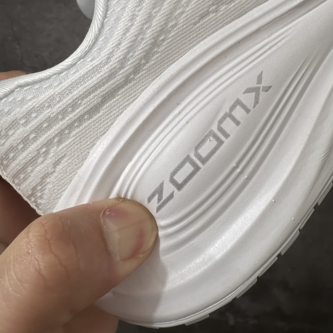 图片[3]-【XE纯原版】Nike Air Zoom Vomero Plus 全新科技运动跑鞋 HV8150-102    目前市场最强品质 原版购入开发 鞋面采用硅胶发泡立体印刷 临界ZOOM X泡棉超软弹大底 区别市场一体底 超高质检清洁度 一切材质配件均与原版一致 原楦原纸板开发 匹配原版98%以上 完美弧度版型 原厂鞋标 立体反光鞋盒标 鞋盒防撞海绵 高端玩家必推版本 高价零售必推版本 欢迎对比市面任意版本‼️ 这双鞋简直是时尚与科技的完美融合。 经典黑色鞋面，质感爆棚，搭配超亮眼的银色大勾子，瞬间成为街头焦点。不仅颜值在线，缓震性能更是一绝 不管是日常出街还是慢跑锻炼，都能给双脚极致舒适体验。  码数超全，36- 46 码任你选！别犹豫啦，穿上它，轻松走出潮流范，开启你的时尚运动新旅程！ 码段：36-46-选品中心
