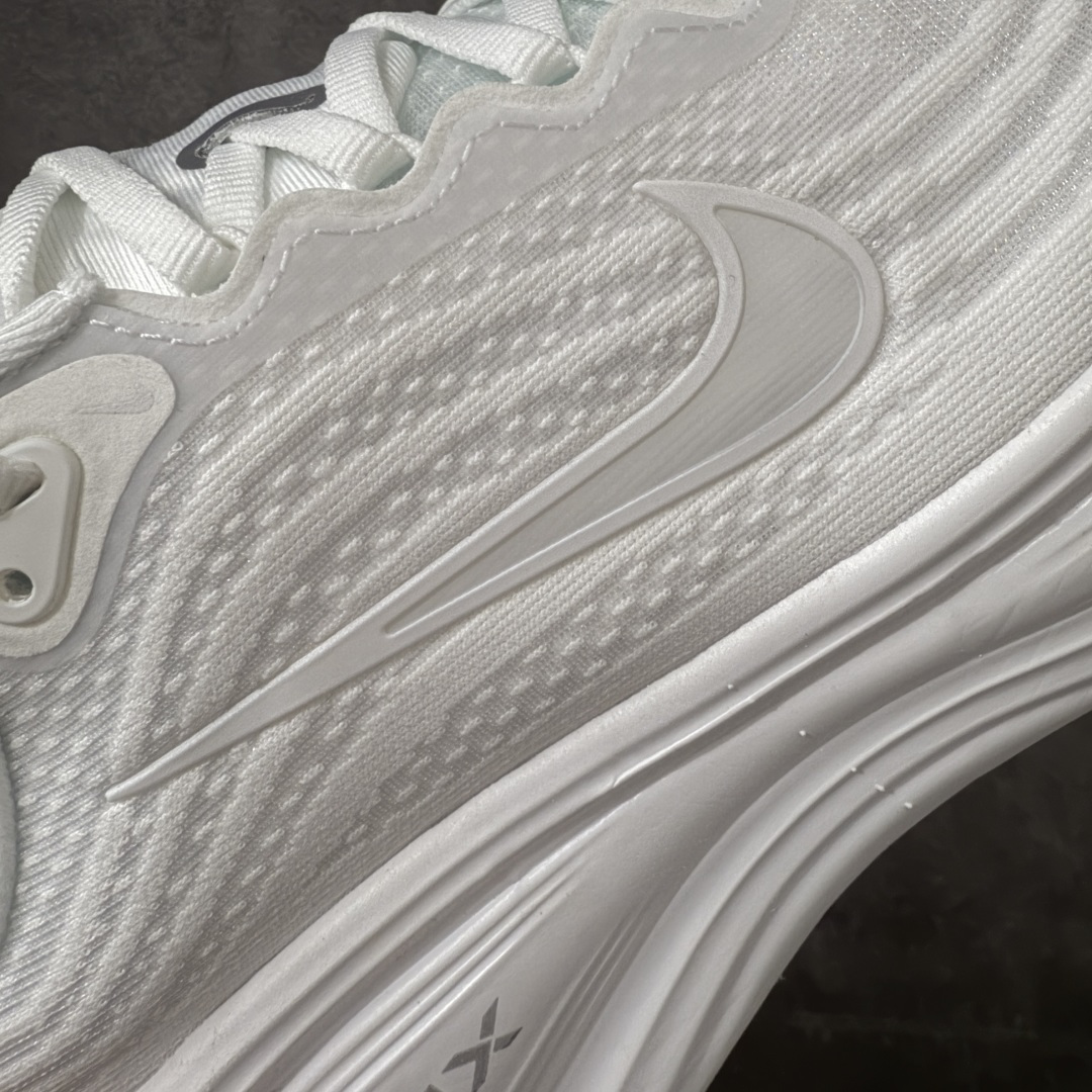 图片[4]-【XE纯原版】Nike Air Zoom Vomero Plus 全新科技运动跑鞋 HV8150-102    目前市场最强品质 原版购入开发 鞋面采用硅胶发泡立体印刷 临界ZOOM X泡棉超软弹大底 区别市场一体底 超高质检清洁度 一切材质配件均与原版一致 原楦原纸板开发 匹配原版98%以上 完美弧度版型 原厂鞋标 立体反光鞋盒标 鞋盒防撞海绵 高端玩家必推版本 高价零售必推版本 欢迎对比市面任意版本‼️ 这双鞋简直是时尚与科技的完美融合。 经典黑色鞋面，质感爆棚，搭配超亮眼的银色大勾子，瞬间成为街头焦点。不仅颜值在线，缓震性能更是一绝 不管是日常出街还是慢跑锻炼，都能给双脚极致舒适体验。  码数超全，36- 46 码任你选！别犹豫啦，穿上它，轻松走出潮流范，开启你的时尚运动新旅程！ 码段：36-46-选品中心