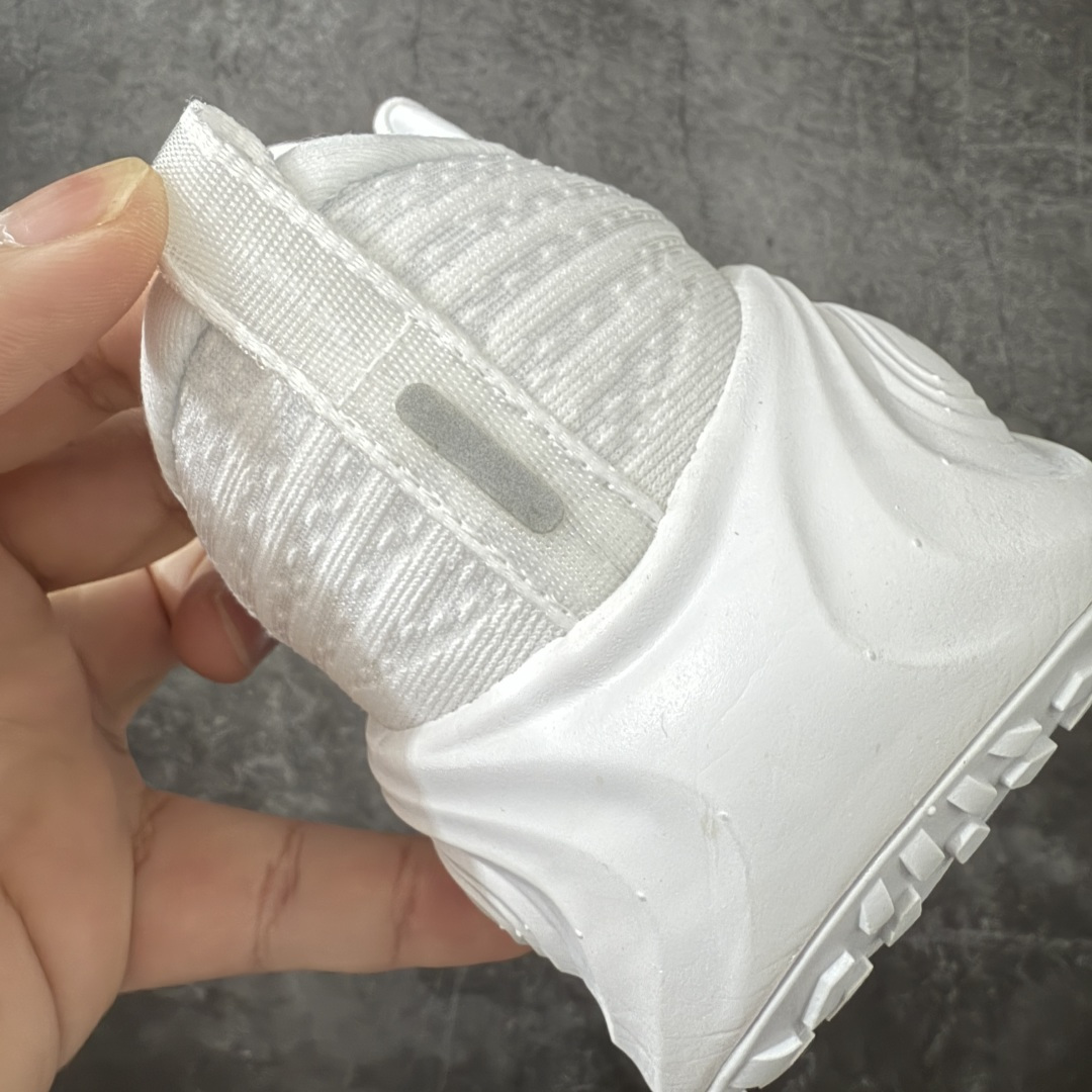 图片[2]-【XE纯原版】Nike Air Zoom Vomero Plus 全新科技运动跑鞋 HV8150-102    目前市场最强品质 原版购入开发 鞋面采用硅胶发泡立体印刷 临界ZOOM X泡棉超软弹大底 区别市场一体底 超高质检清洁度 一切材质配件均与原版一致 原楦原纸板开发 匹配原版98%以上 完美弧度版型 原厂鞋标 立体反光鞋盒标 鞋盒防撞海绵 高端玩家必推版本 高价零售必推版本 欢迎对比市面任意版本‼️ 这双鞋简直是时尚与科技的完美融合。 经典黑色鞋面，质感爆棚，搭配超亮眼的银色大勾子，瞬间成为街头焦点。不仅颜值在线，缓震性能更是一绝 不管是日常出街还是慢跑锻炼，都能给双脚极致舒适体验。  码数超全，36- 46 码任你选！别犹豫啦，穿上它，轻松走出潮流范，开启你的时尚运动新旅程！ 码段：36-46-选品中心
