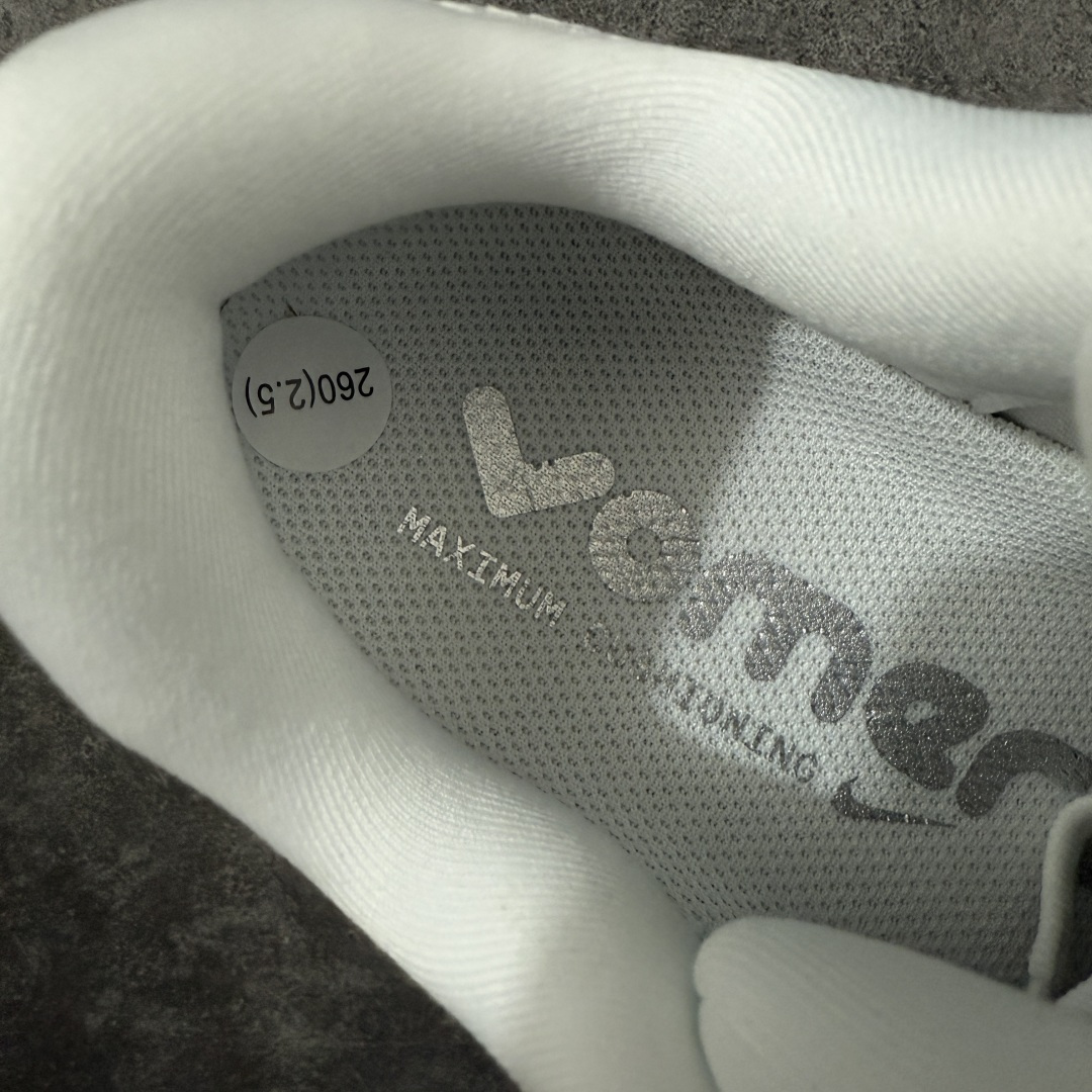 图片[8]-【XE纯原版】Nike Air Zoom Vomero Plus 全新科技运动跑鞋 HV8150-102    目前市场最强品质 原版购入开发 鞋面采用硅胶发泡立体印刷 临界ZOOM X泡棉超软弹大底 区别市场一体底 超高质检清洁度 一切材质配件均与原版一致 原楦原纸板开发 匹配原版98%以上 完美弧度版型 原厂鞋标 立体反光鞋盒标 鞋盒防撞海绵 高端玩家必推版本 高价零售必推版本 欢迎对比市面任意版本‼️ 这双鞋简直是时尚与科技的完美融合。 经典黑色鞋面，质感爆棚，搭配超亮眼的银色大勾子，瞬间成为街头焦点。不仅颜值在线，缓震性能更是一绝 不管是日常出街还是慢跑锻炼，都能给双脚极致舒适体验。  码数超全，36- 46 码任你选！别犹豫啦，穿上它，轻松走出潮流范，开启你的时尚运动新旅程！ 码段：36-46-选品中心