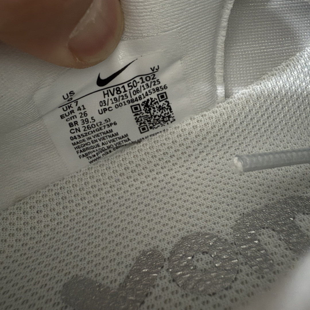 图片[7]-【XE纯原版】Nike Air Zoom Vomero Plus 全新科技运动跑鞋 HV8150-102    目前市场最强品质 原版购入开发 鞋面采用硅胶发泡立体印刷 临界ZOOM X泡棉超软弹大底 区别市场一体底 超高质检清洁度 一切材质配件均与原版一致 原楦原纸板开发 匹配原版98%以上 完美弧度版型 原厂鞋标 立体反光鞋盒标 鞋盒防撞海绵 高端玩家必推版本 高价零售必推版本 欢迎对比市面任意版本‼️ 这双鞋简直是时尚与科技的完美融合。 经典黑色鞋面，质感爆棚，搭配超亮眼的银色大勾子，瞬间成为街头焦点。不仅颜值在线，缓震性能更是一绝 不管是日常出街还是慢跑锻炼，都能给双脚极致舒适体验。  码数超全，36- 46 码任你选！别犹豫啦，穿上它，轻松走出潮流范，开启你的时尚运动新旅程！ 码段：36-46-选品中心