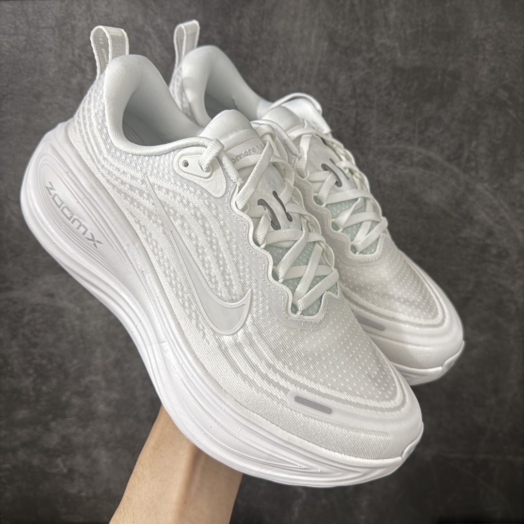 【XE纯原版】Nike Air Zoom Vomero Plus 全新科技运动跑鞋 HV8150-102    目前市场最强品质 原版购入开发 鞋面采用硅胶发泡立体印刷 临界ZOOM X泡棉超软弹大底 区别市场一体底 超高质检清洁度 一切材质配件均与原版一致 原楦原纸板开发 匹配原版98%以上 完美弧度版型 原厂鞋标 立体反光鞋盒标 鞋盒防撞海绵 高端玩家必推版本 高价零售必推版本 欢迎对比市面任意版本‼️ 这双鞋简直是时尚与科技的完美融合。 经典黑色鞋面，质感爆棚，搭配超亮眼的银色大勾子，瞬间成为街头焦点。不仅颜值在线，缓震性能更是一绝 不管是日常出街还是慢跑锻炼，都能给双脚极致舒适体验。  码数超全，36- 46 码任你选！别犹豫啦，穿上它，轻松走出潮流范，开启你的时尚运动新旅程！ 码段：36-46-选品中心