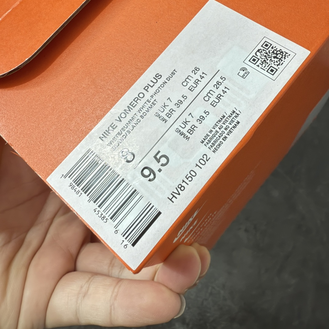图片[10]-【XE纯原版】Nike Air Zoom Vomero Plus 全新科技运动跑鞋 HV8150-102    目前市场最强品质 原版购入开发 鞋面采用硅胶发泡立体印刷 临界ZOOM X泡棉超软弹大底 区别市场一体底 超高质检清洁度 一切材质配件均与原版一致 原楦原纸板开发 匹配原版98%以上 完美弧度版型 原厂鞋标 立体反光鞋盒标 鞋盒防撞海绵 高端玩家必推版本 高价零售必推版本 欢迎对比市面任意版本‼️ 这双鞋简直是时尚与科技的完美融合。 经典黑色鞋面，质感爆棚，搭配超亮眼的银色大勾子，瞬间成为街头焦点。不仅颜值在线，缓震性能更是一绝 不管是日常出街还是慢跑锻炼，都能给双脚极致舒适体验。  码数超全，36- 46 码任你选！别犹豫啦，穿上它，轻松走出潮流范，开启你的时尚运动新旅程！ 码段：36-46-选品中心