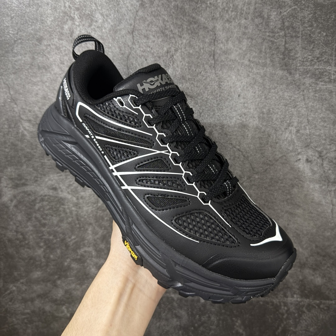 图片[3]-【纯原H版】HOKA ONE ONE Mafate Speed 2 Low CNY 玛法特2代系列低帮轻量户外越野休闲运动慢跑鞋 正确组合底 市场顶级版本 上脚赞到报爆 轻盈舒适 鞋面采用超轻的无缝架构 轻薄的TPU贴在透气的鞋面材料上 减轻重量同时也保证了支撑性 鞋底采用滚动平衡技术 引导跑者回归自然步态 祖传的神奇EVA材质中底依旧是一如既往地表现优秀 能提供充足的缓震 作为HOKA家的越野跑鞋 VIBRAM 橡胶大底也是必不可少的 即便在复杂湿滑的地形 依旧能有良好的抓地力及稳定性 鞋带采用了弹性不易松脱的扁宽弹性鞋带 前掌与中掌部分也进行了加宽 也更加适合亚洲人的脚型 是一款十分全面且足够强悍的户外硬核越野鞋 日常搭配的话短裤是基本不挑 阔腿裤 工装裤以及各种长筒牛仔裤都可以 尺码：36 36.5 37.5 38 38.5 39 40 40.5 41 42 42.5 43 44 44.5 45-选品中心