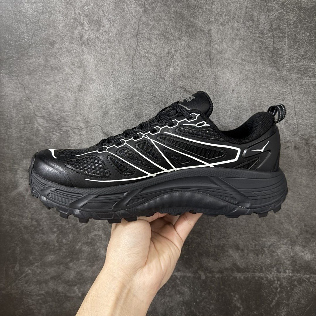 图片[2]-【纯原H版】HOKA ONE ONE Mafate Speed 2 Low CNY 玛法特2代系列低帮轻量户外越野休闲运动慢跑鞋 正确组合底 市场顶级版本 上脚赞到报爆 轻盈舒适 鞋面采用超轻的无缝架构 轻薄的TPU贴在透气的鞋面材料上 减轻重量同时也保证了支撑性 鞋底采用滚动平衡技术 引导跑者回归自然步态 祖传的神奇EVA材质中底依旧是一如既往地表现优秀 能提供充足的缓震 作为HOKA家的越野跑鞋 VIBRAM 橡胶大底也是必不可少的 即便在复杂湿滑的地形 依旧能有良好的抓地力及稳定性 鞋带采用了弹性不易松脱的扁宽弹性鞋带 前掌与中掌部分也进行了加宽 也更加适合亚洲人的脚型 是一款十分全面且足够强悍的户外硬核越野鞋 日常搭配的话短裤是基本不挑 阔腿裤 工装裤以及各种长筒牛仔裤都可以 尺码：36 36.5 37.5 38 38.5 39 40 40.5 41 42 42.5 43 44 44.5 45-选品中心