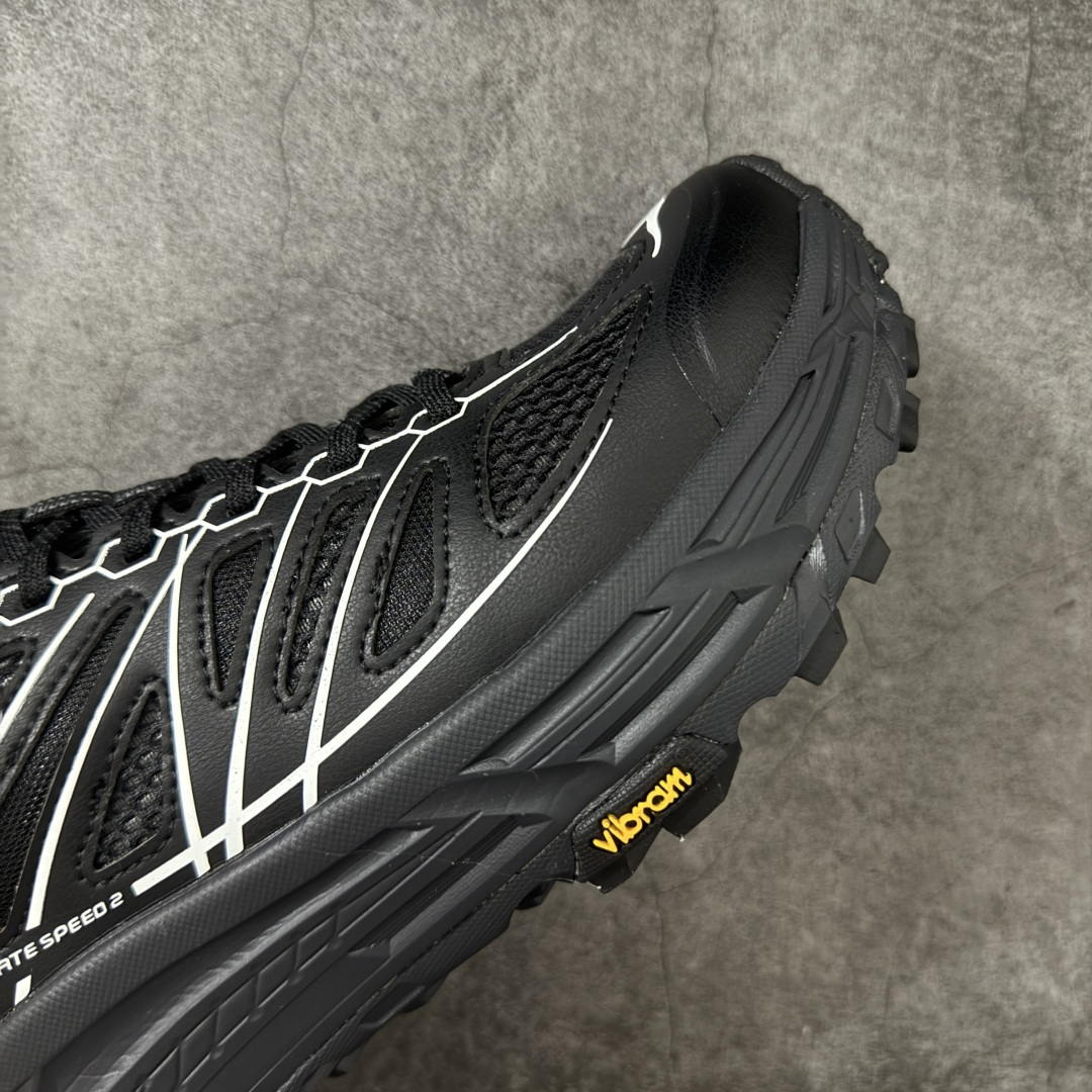 图片[6]-【纯原H版】HOKA ONE ONE Mafate Speed 2 Low CNY 玛法特2代系列低帮轻量户外越野休闲运动慢跑鞋 正确组合底 市场顶级版本 上脚赞到报爆 轻盈舒适 鞋面采用超轻的无缝架构 轻薄的TPU贴在透气的鞋面材料上 减轻重量同时也保证了支撑性 鞋底采用滚动平衡技术 引导跑者回归自然步态 祖传的神奇EVA材质中底依旧是一如既往地表现优秀 能提供充足的缓震 作为HOKA家的越野跑鞋 VIBRAM 橡胶大底也是必不可少的 即便在复杂湿滑的地形 依旧能有良好的抓地力及稳定性 鞋带采用了弹性不易松脱的扁宽弹性鞋带 前掌与中掌部分也进行了加宽 也更加适合亚洲人的脚型 是一款十分全面且足够强悍的户外硬核越野鞋 日常搭配的话短裤是基本不挑 阔腿裤 工装裤以及各种长筒牛仔裤都可以 尺码：36 36.5 37.5 38 38.5 39 40 40.5 41 42 42.5 43 44 44.5 45-选品中心