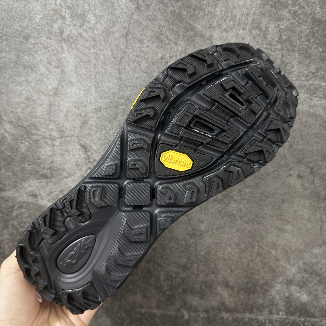 图片[9]-【纯原H版】HOKA ONE ONE Mafate Speed 2 Low CNY 玛法特2代系列低帮轻量户外越野休闲运动慢跑鞋 正确组合底 市场顶级版本 上脚赞到报爆 轻盈舒适 鞋面采用超轻的无缝架构 轻薄的TPU贴在透气的鞋面材料上 减轻重量同时也保证了支撑性 鞋底采用滚动平衡技术 引导跑者回归自然步态 祖传的神奇EVA材质中底依旧是一如既往地表现优秀 能提供充足的缓震 作为HOKA家的越野跑鞋 VIBRAM 橡胶大底也是必不可少的 即便在复杂湿滑的地形 依旧能有良好的抓地力及稳定性 鞋带采用了弹性不易松脱的扁宽弹性鞋带 前掌与中掌部分也进行了加宽 也更加适合亚洲人的脚型 是一款十分全面且足够强悍的户外硬核越野鞋 日常搭配的话短裤是基本不挑 阔腿裤 工装裤以及各种长筒牛仔裤都可以 尺码：36 36.5 37.5 38 38.5 39 40 40.5 41 42 42.5 43 44 44.5 45-选品中心