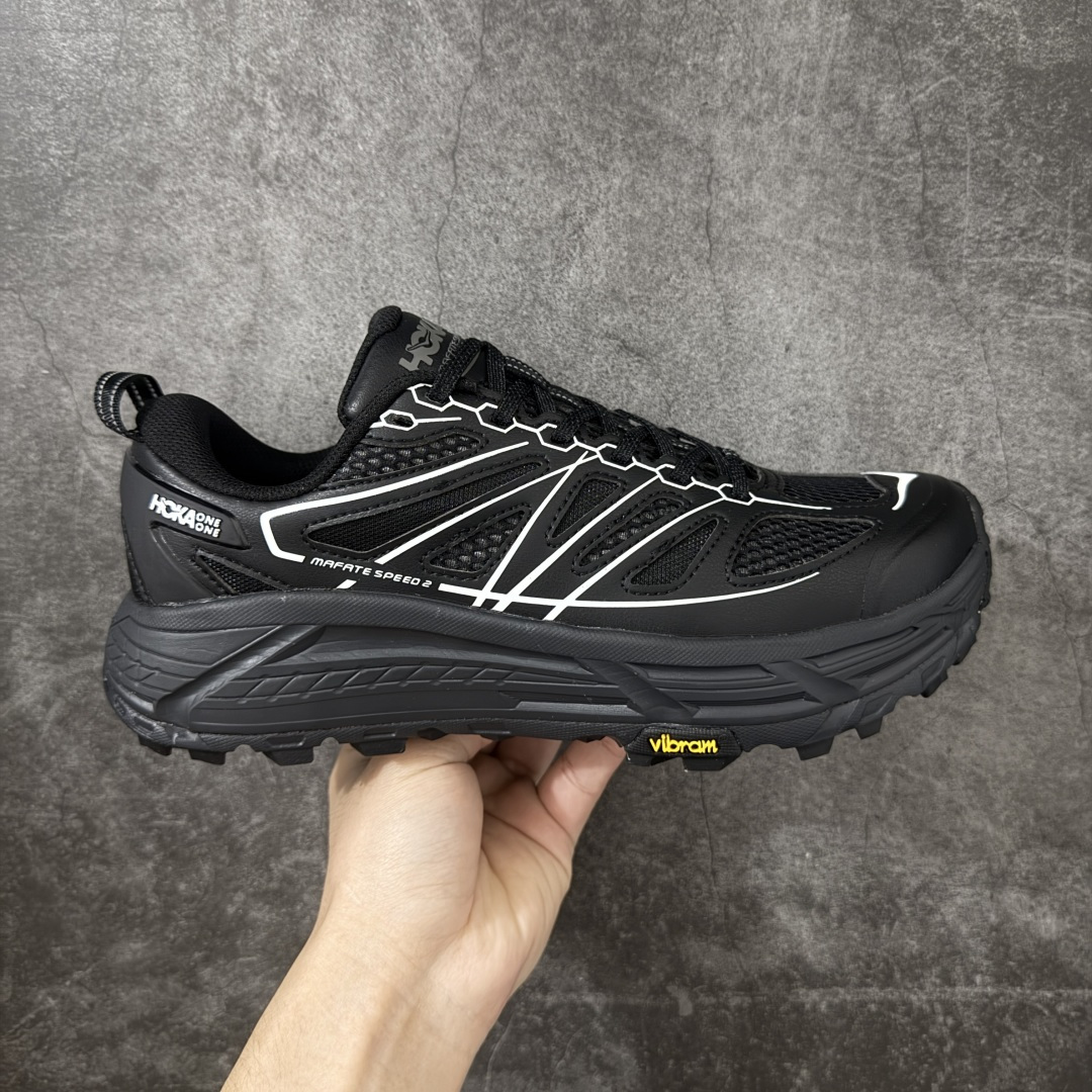 【纯原H版】HOKA ONE ONE Mafate Speed 2 Low CNY 玛法特2代系列低帮轻量户外越野休闲运动慢跑鞋 正确组合底 市场顶级版本 上脚赞到报爆 轻盈舒适 鞋面采用超轻的无缝架构 轻薄的TPU贴在透气的鞋面材料上 减轻重量同时也保证了支撑性 鞋底采用滚动平衡技术 引导跑者回归自然步态 祖传的神奇EVA材质中底依旧是一如既往地表现优秀 能提供充足的缓震 作为HOKA家的越野跑鞋 VIBRAM 橡胶大底也是必不可少的 即便在复杂湿滑的地形 依旧能有良好的抓地力及稳定性 鞋带采用了弹性不易松脱的扁宽弹性鞋带 前掌与中掌部分也进行了加宽 也更加适合亚洲人的脚型 是一款十分全面且足够强悍的户外硬核越野鞋 日常搭配的话短裤是基本不挑 阔腿裤 工装裤以及各种长筒牛仔裤都可以 尺码：36 36.5 37.5 38 38.5 39 40 40.5 41 42 42.5 43 44 44.5 45-选品中心
